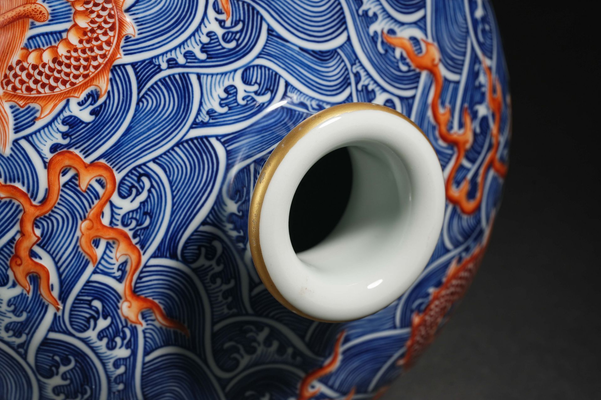A Chinese Underglaze Blue and Iron Red Vase Meiping - Image 9 of 14