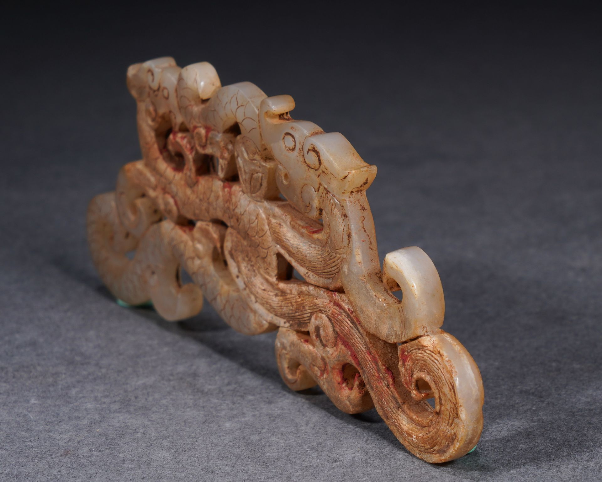 A Chinese Carved Jade Interlocked Dragon Ornament - Image 8 of 10