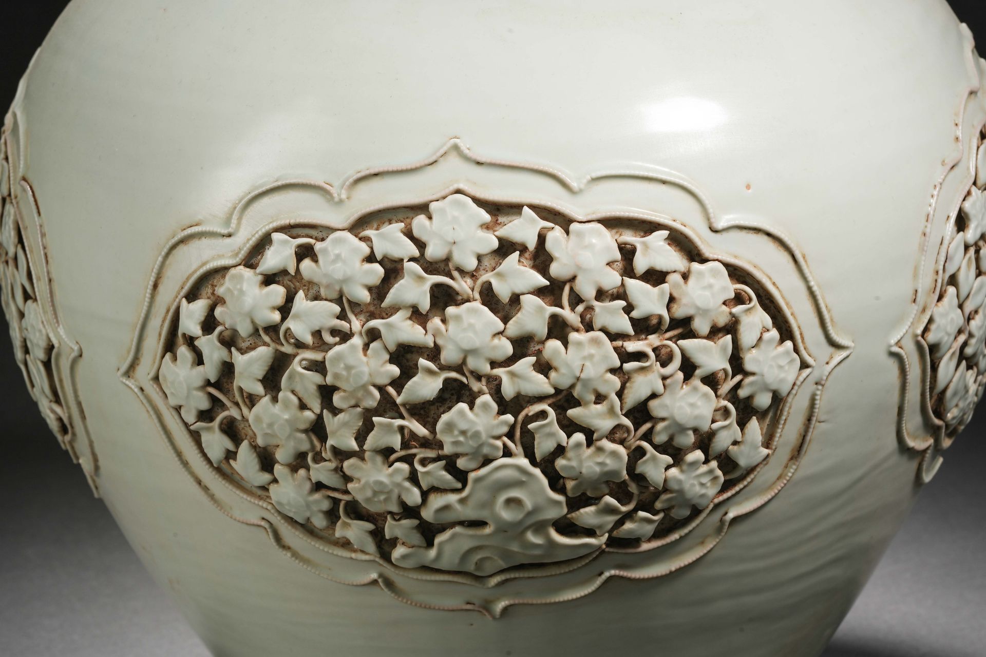 A Chinese Monochrome Glaze Jar with Cover - Bild 3 aus 13