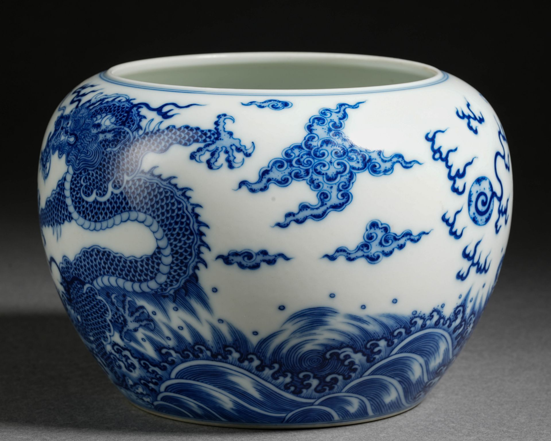 A Chinese Blue and White Dragon Washer - Bild 6 aus 13