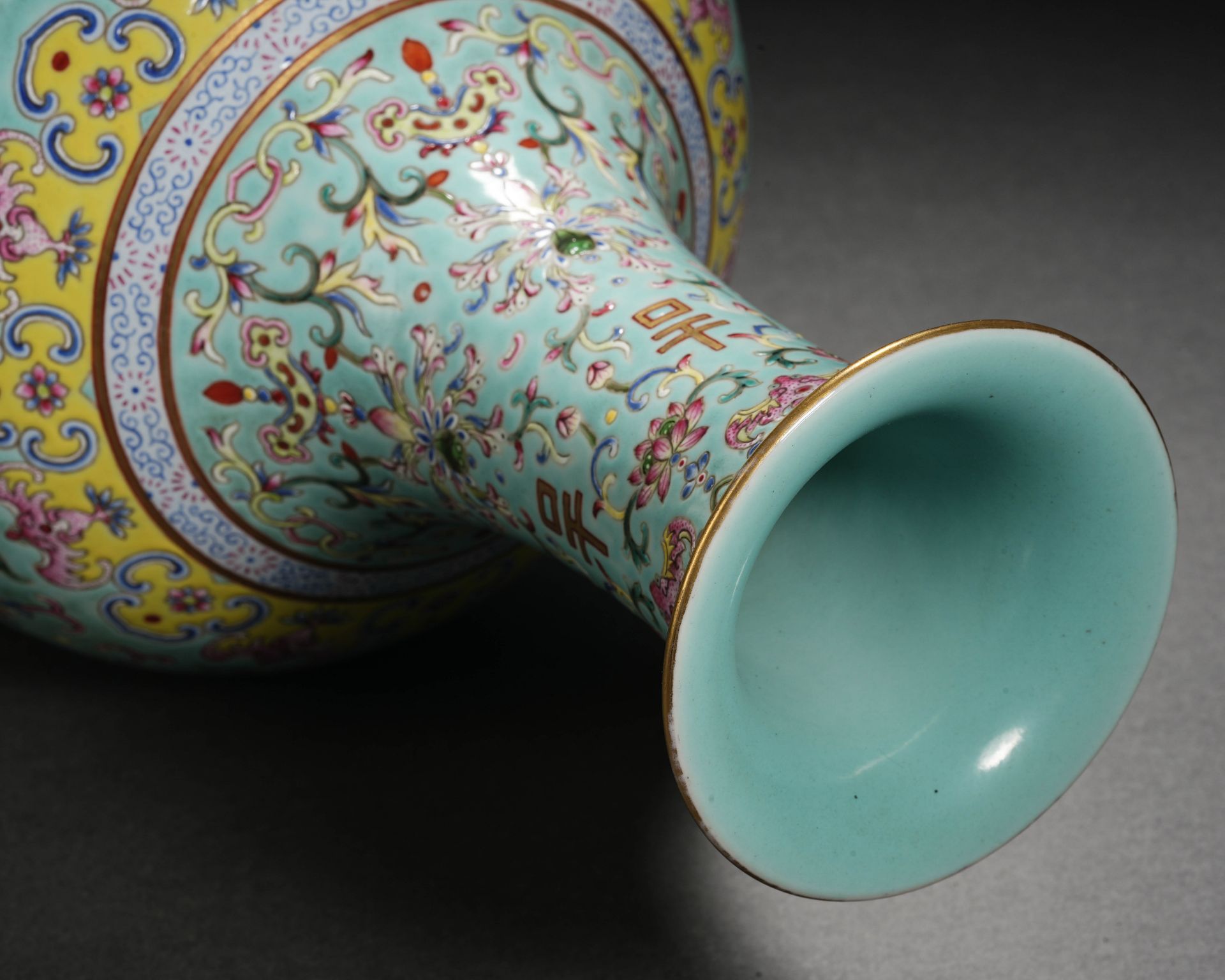 A Chinese Turquoise Ground and Famille Rose Vase - Bild 7 aus 13