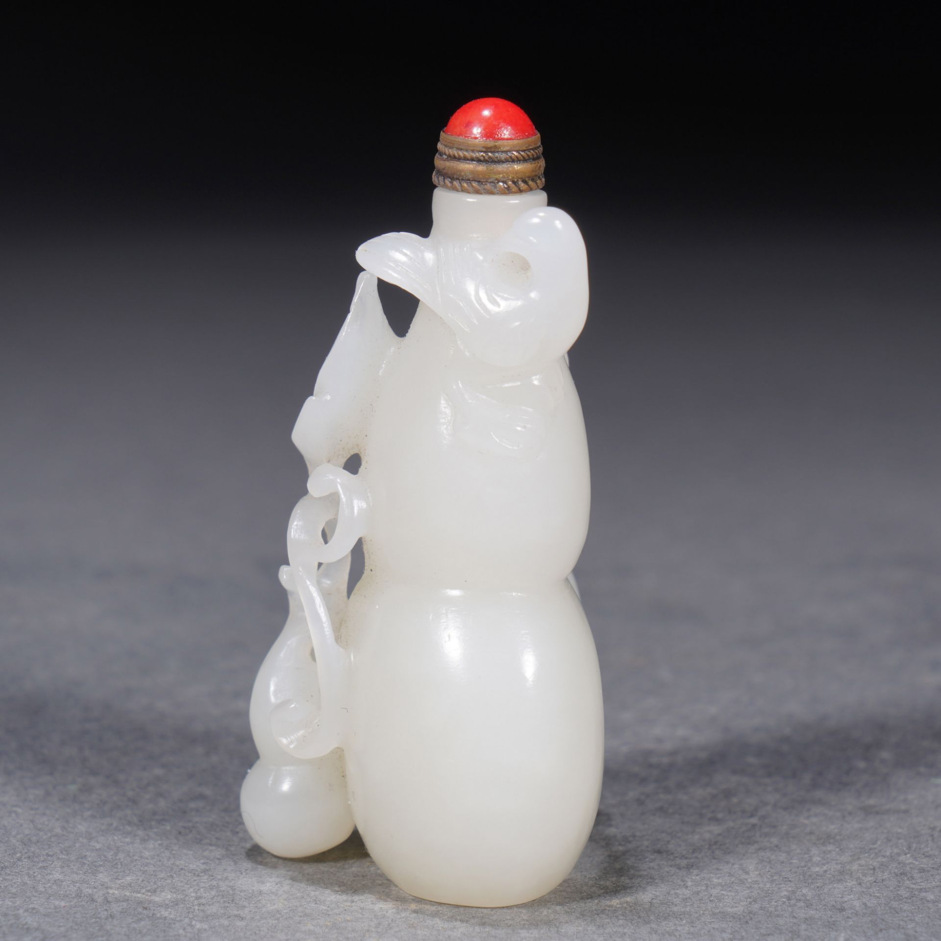 A Chinese Carved White Jade Double Gourds Snuff Bottle - Image 3 of 10