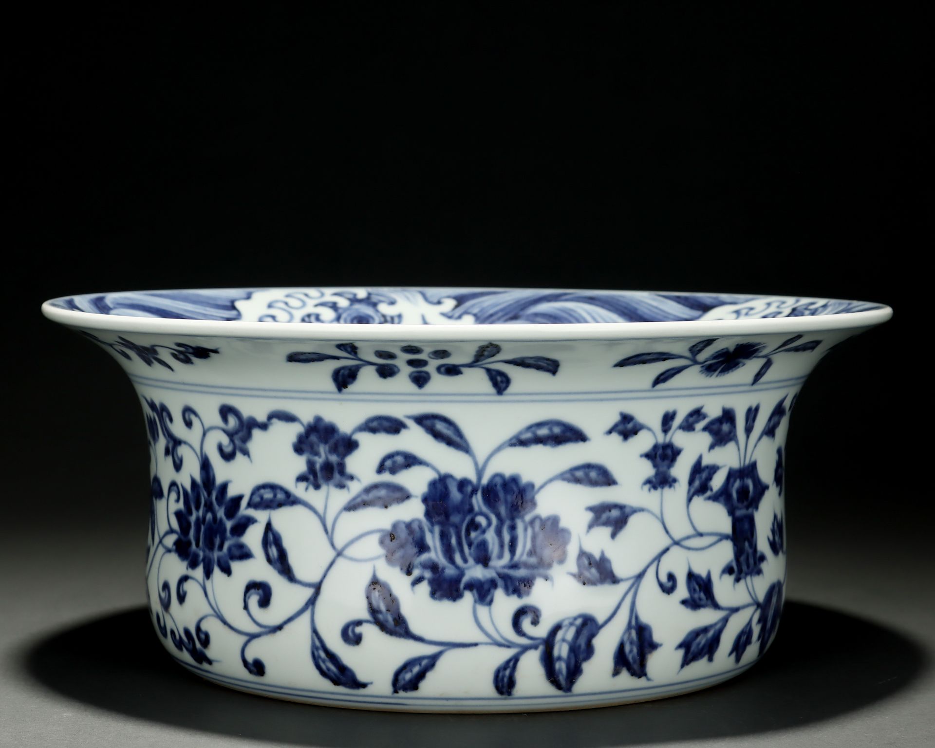 A Chinese Blue and White Floral Scrolls Basin - Image 2 of 9
