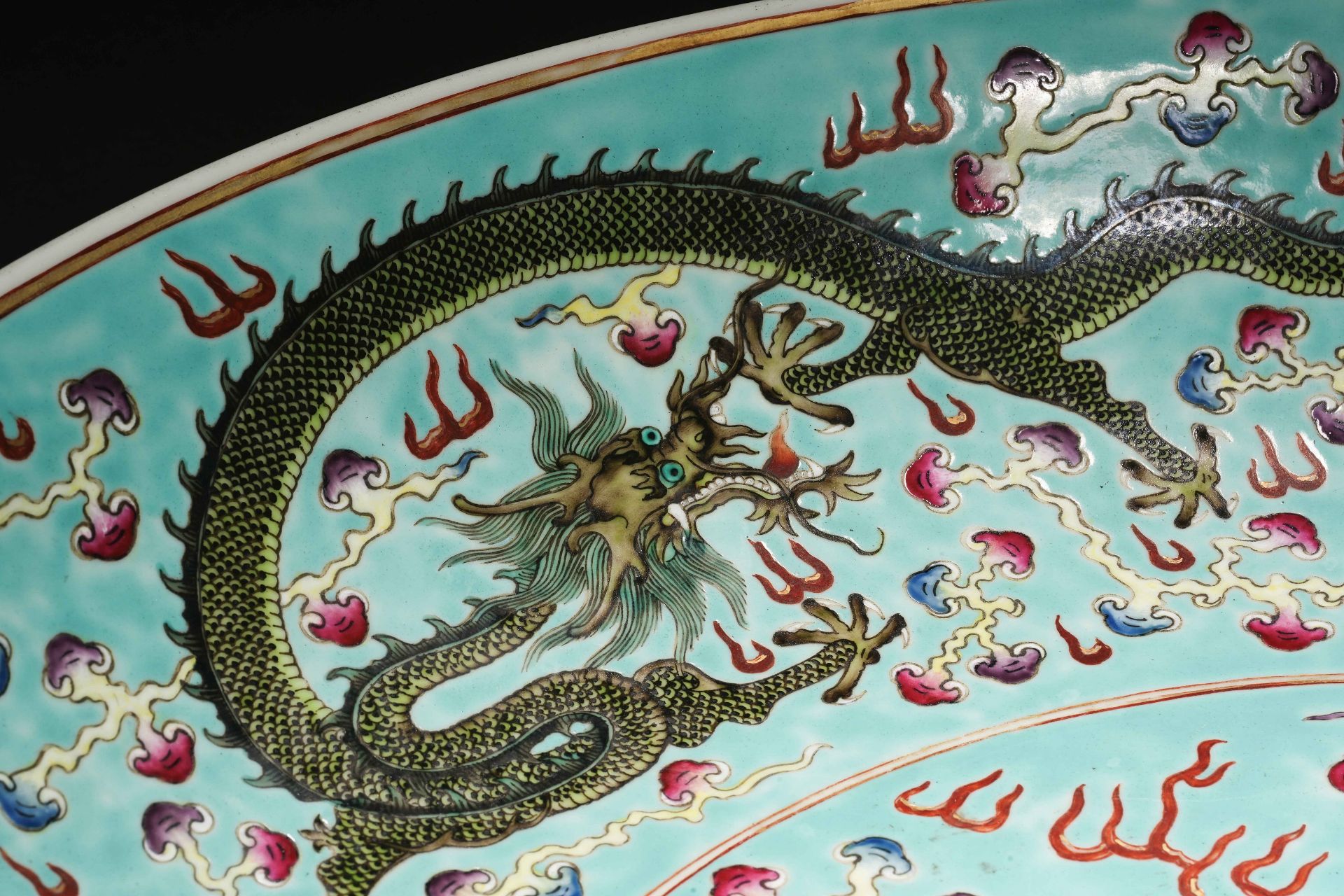 A Chinese Famille Rose Dragon Plate - Bild 4 aus 18