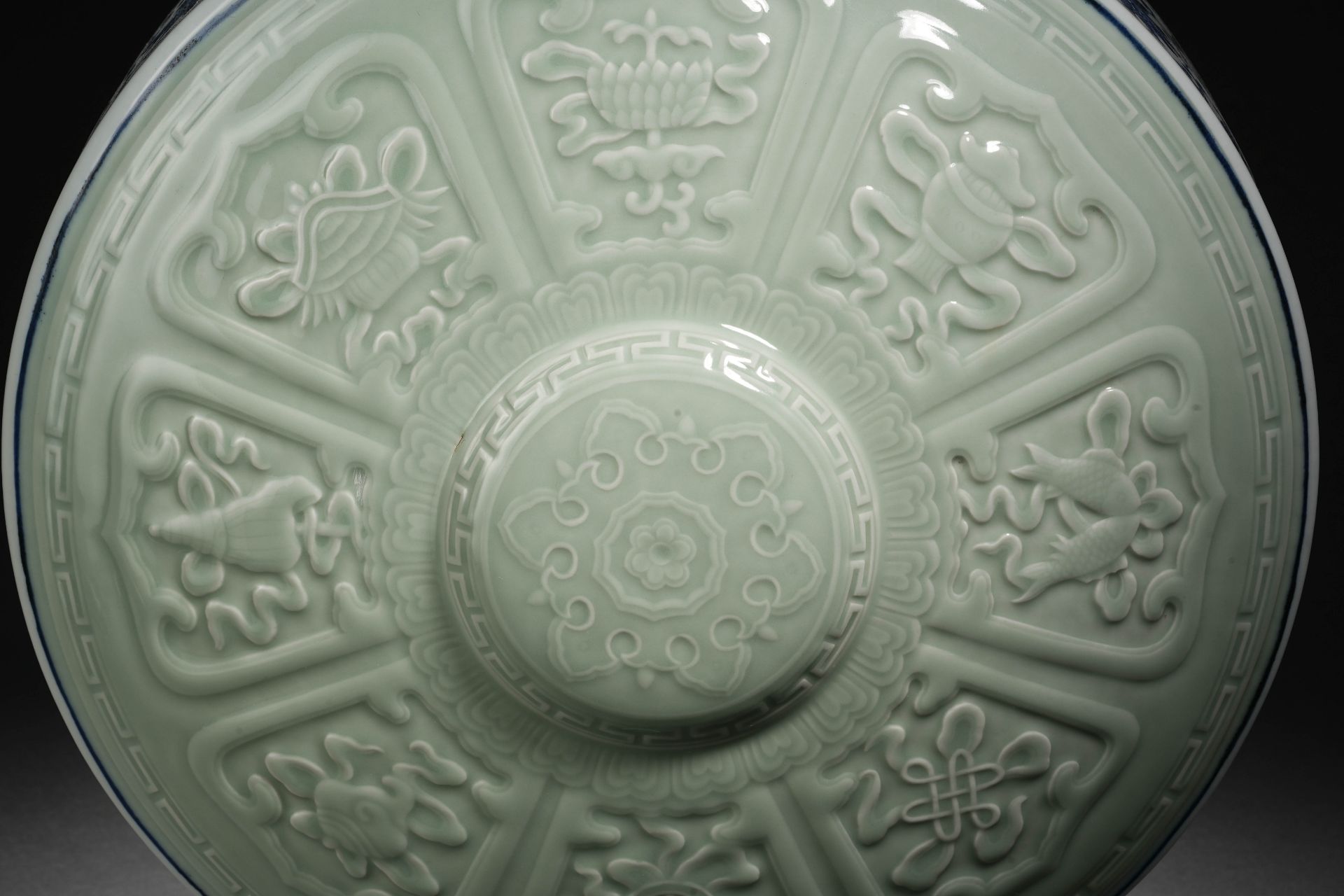 A Chinese Underglaze Blue and Celadon Glaze Moon Flask Vase - Bild 3 aus 14