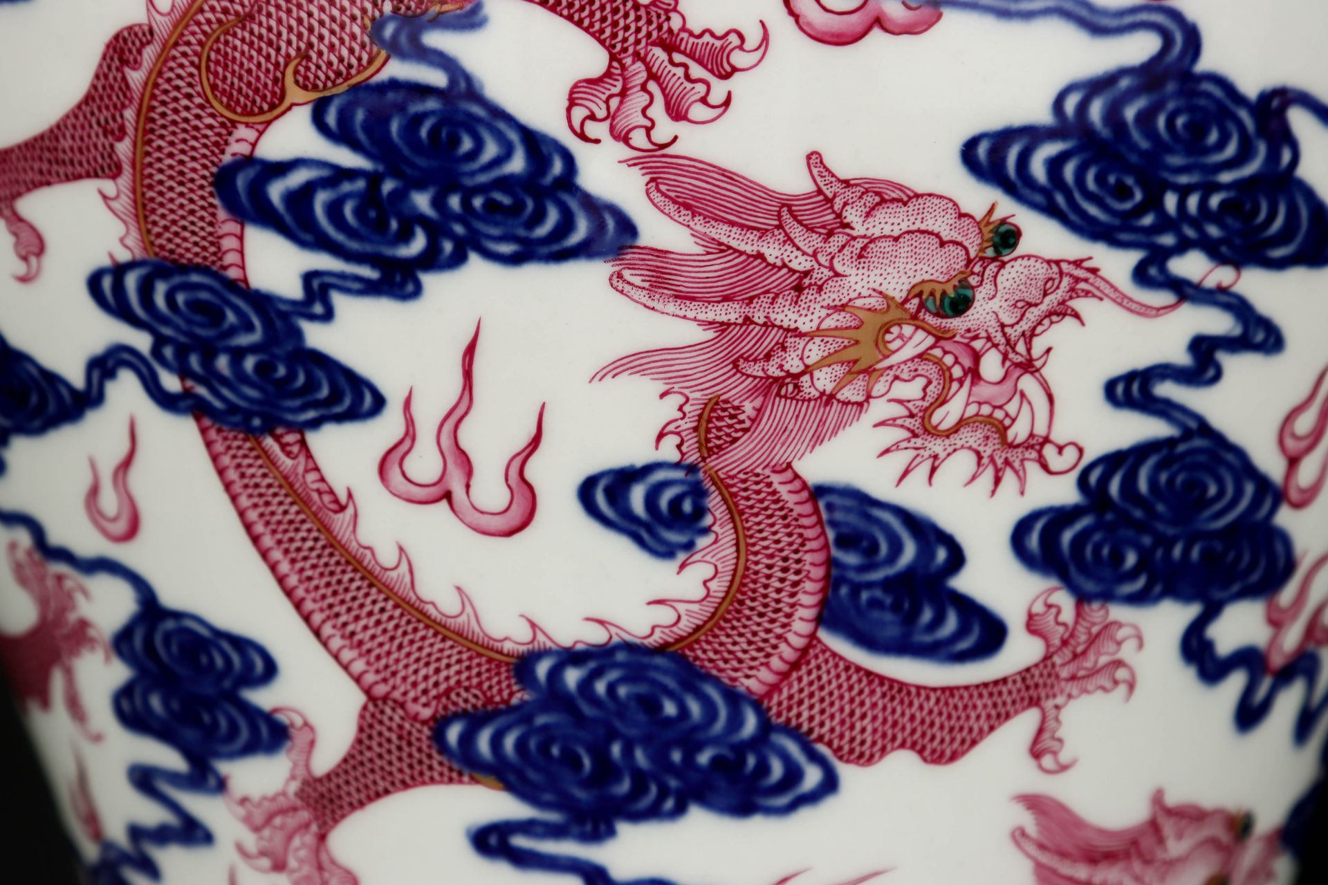 A Chinese Underglaze Blue and Pink Enamel Dragon Vase Meiping - Bild 5 aus 9