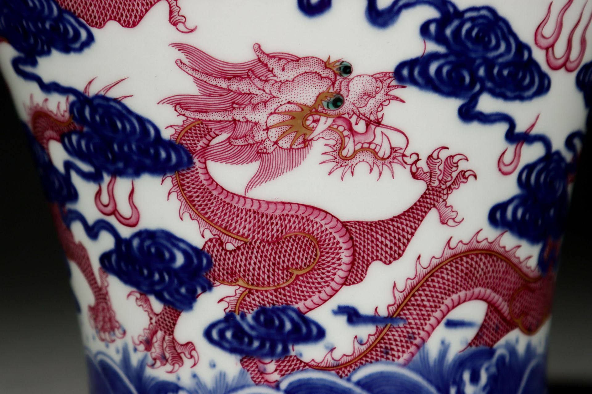 A Chinese Underglaze Blue and Pink Enamel Dragon Vase Meiping - Bild 8 aus 9