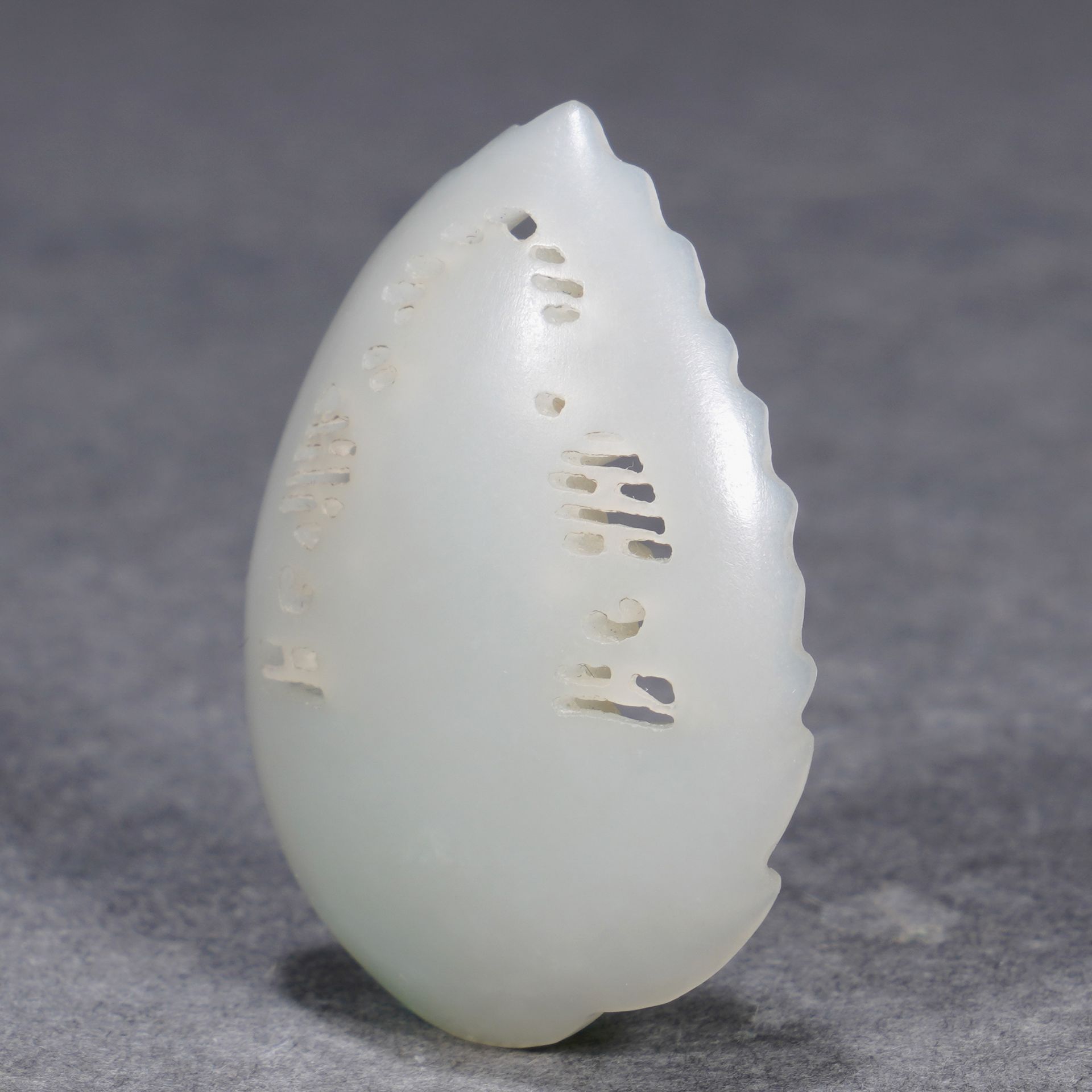 A Chinese Carved and Reticulated White Jade Pendant of Bodhisattva - Image 8 of 9