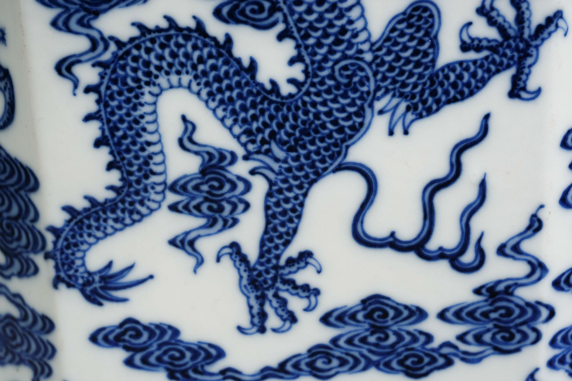 A Chinese Blue and White Dragons Squared Vase - Image 6 of 17