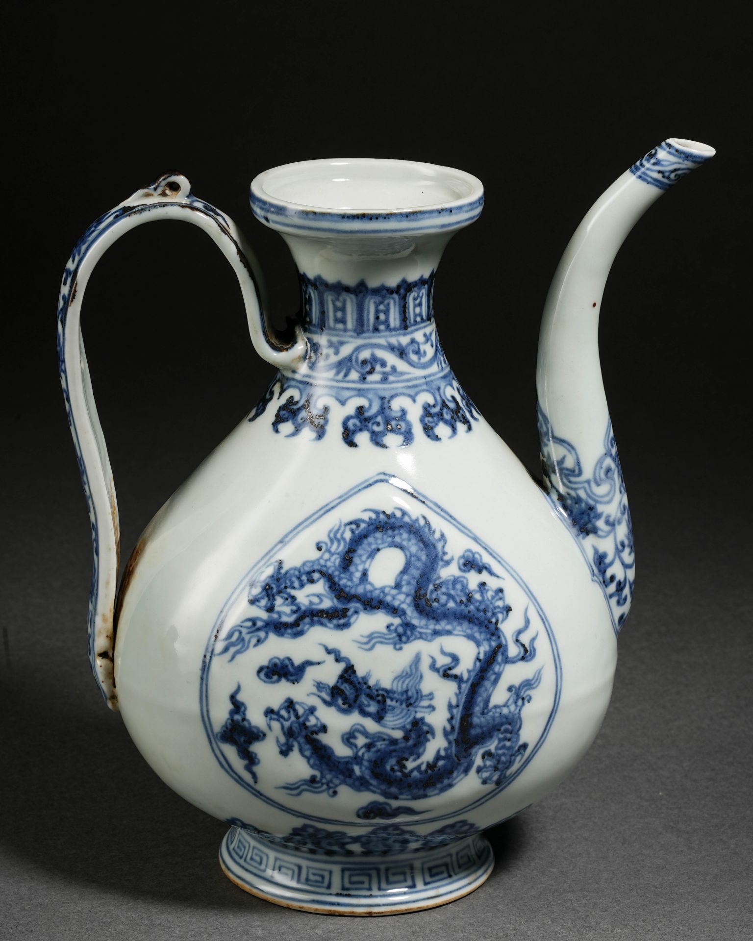 A Chinese Blue and White Dragon Ewer - Bild 8 aus 16