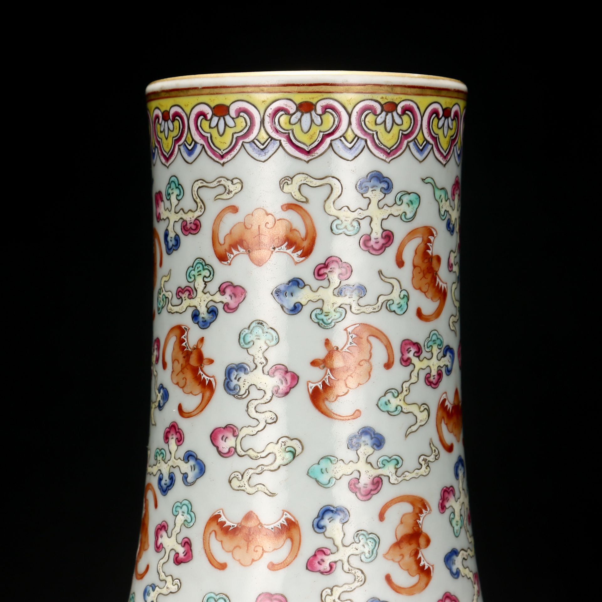 A Chinese Famille Rose Bats and Clouds Vase - Bild 4 aus 9