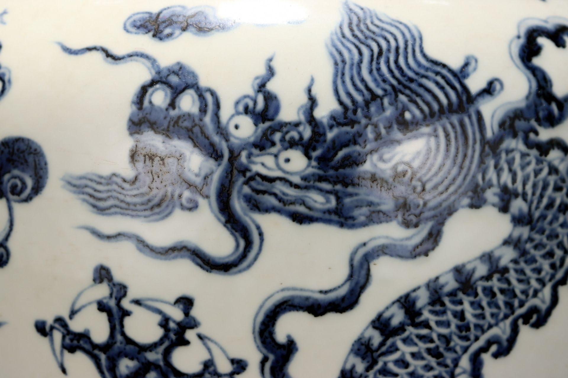 A Chinese Blue and White Dragon Jar - Image 5 of 9