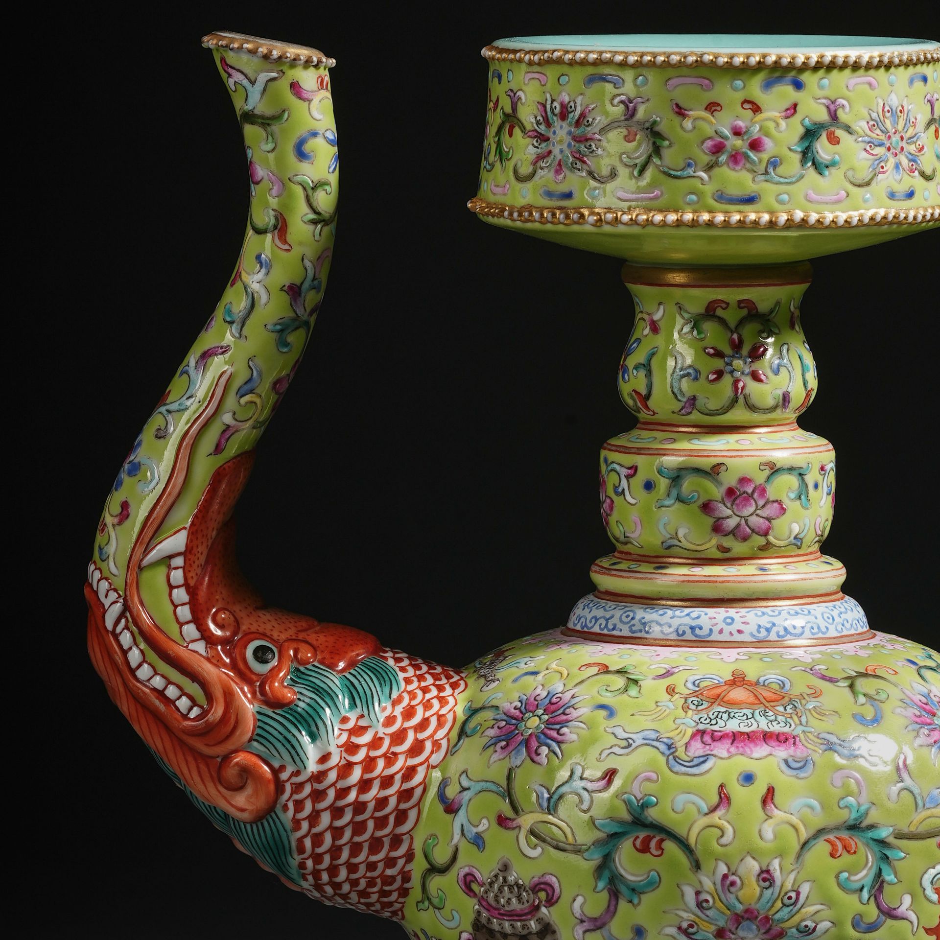 A Chinese Famille Rose and Gilt Bumpa Vase - Bild 2 aus 14