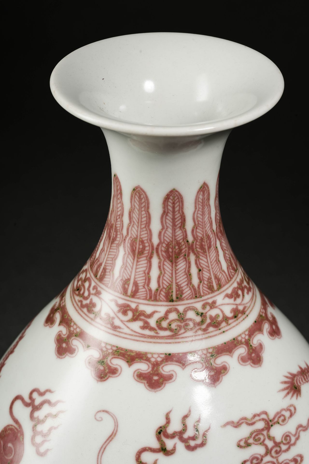A Chinese Copper Red Dragon Vase Yuhuchunping - Bild 4 aus 14
