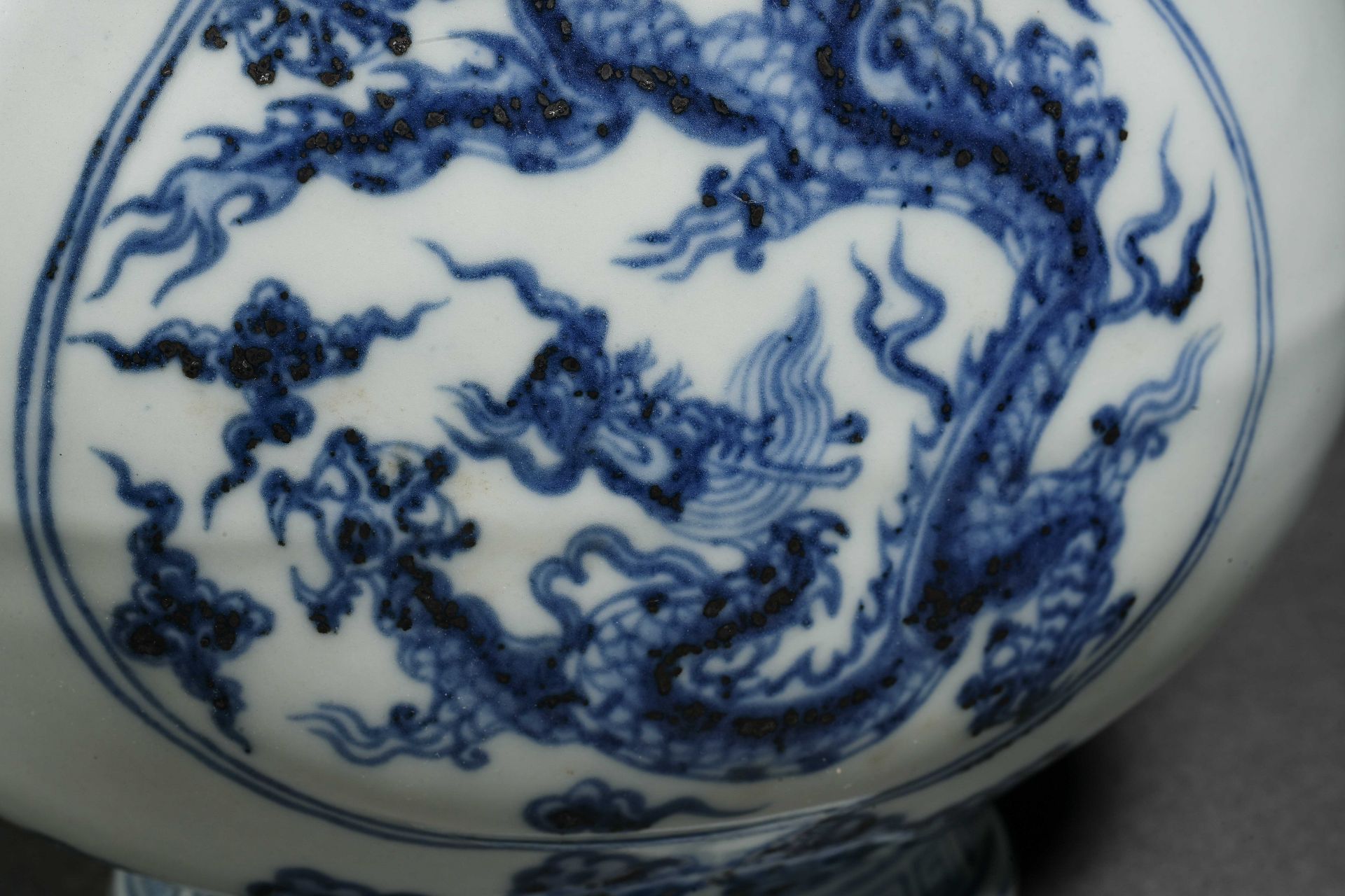 A Chinese Blue and White Dragon Ewer - Bild 7 aus 16
