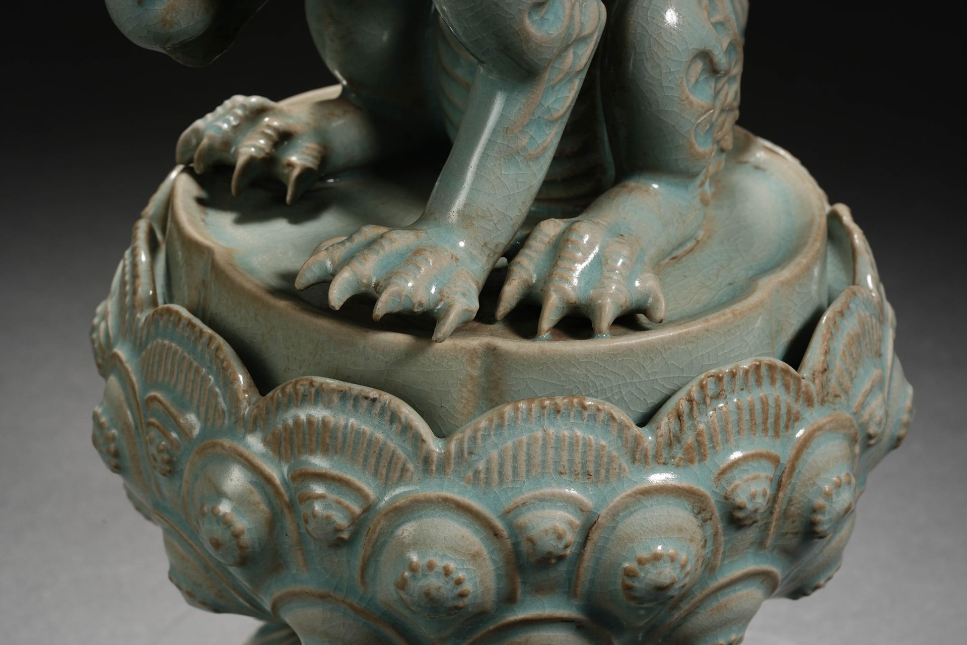 A Chinese Celadon Glaze Lotus and Dragon Incense Burner - Bild 3 aus 17