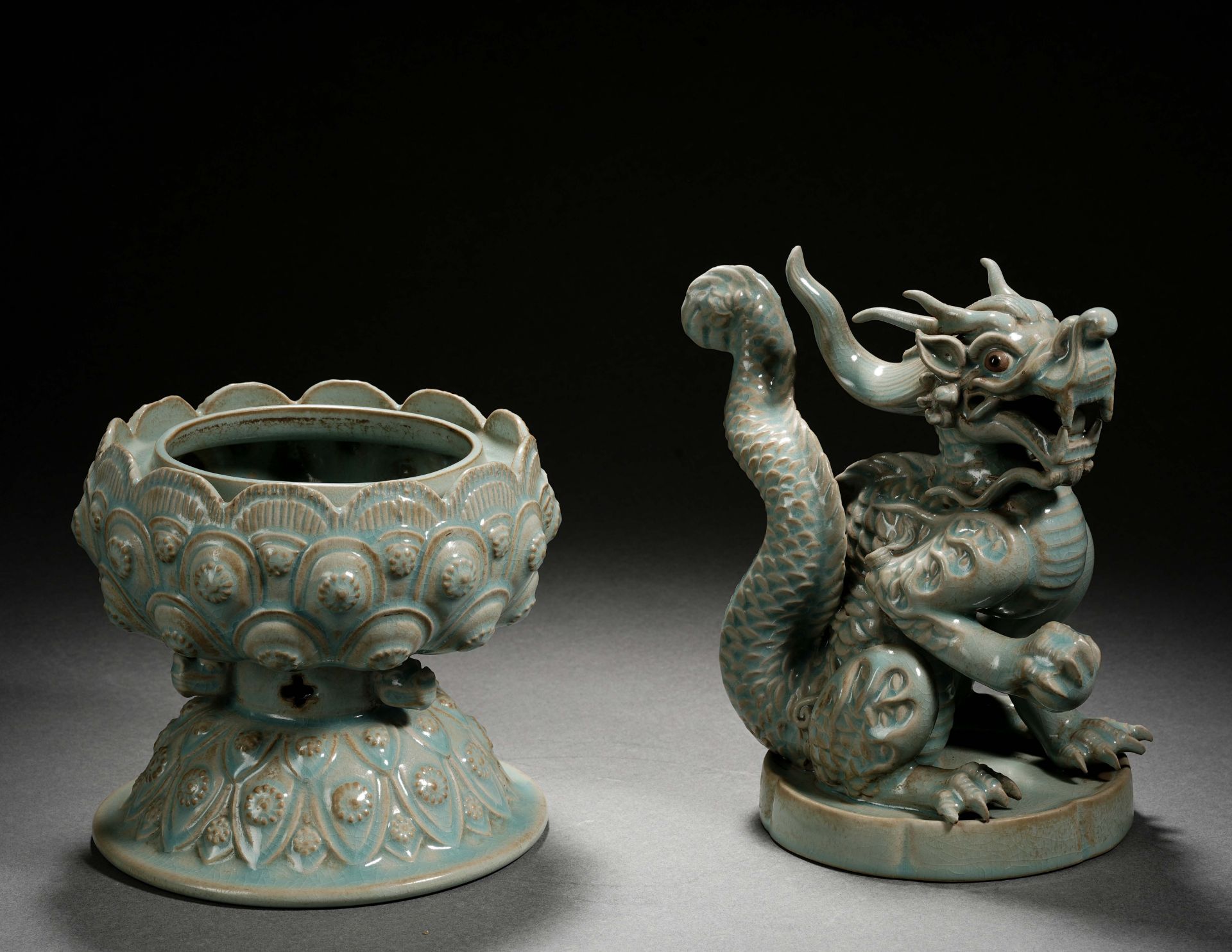 A Chinese Celadon Glaze Lotus and Dragon Incense Burner - Bild 6 aus 17