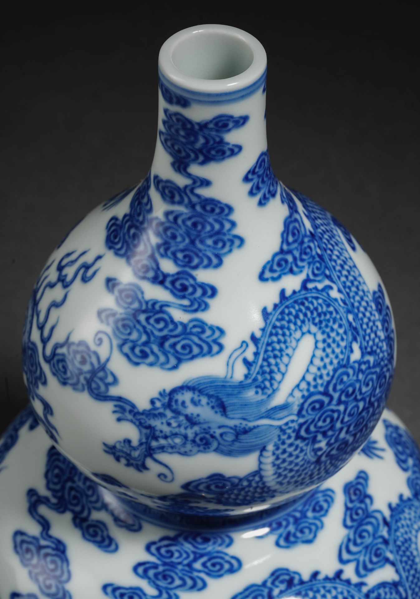 A Chinese Blue and White Dragon Double Gourds Vase - Bild 3 aus 14