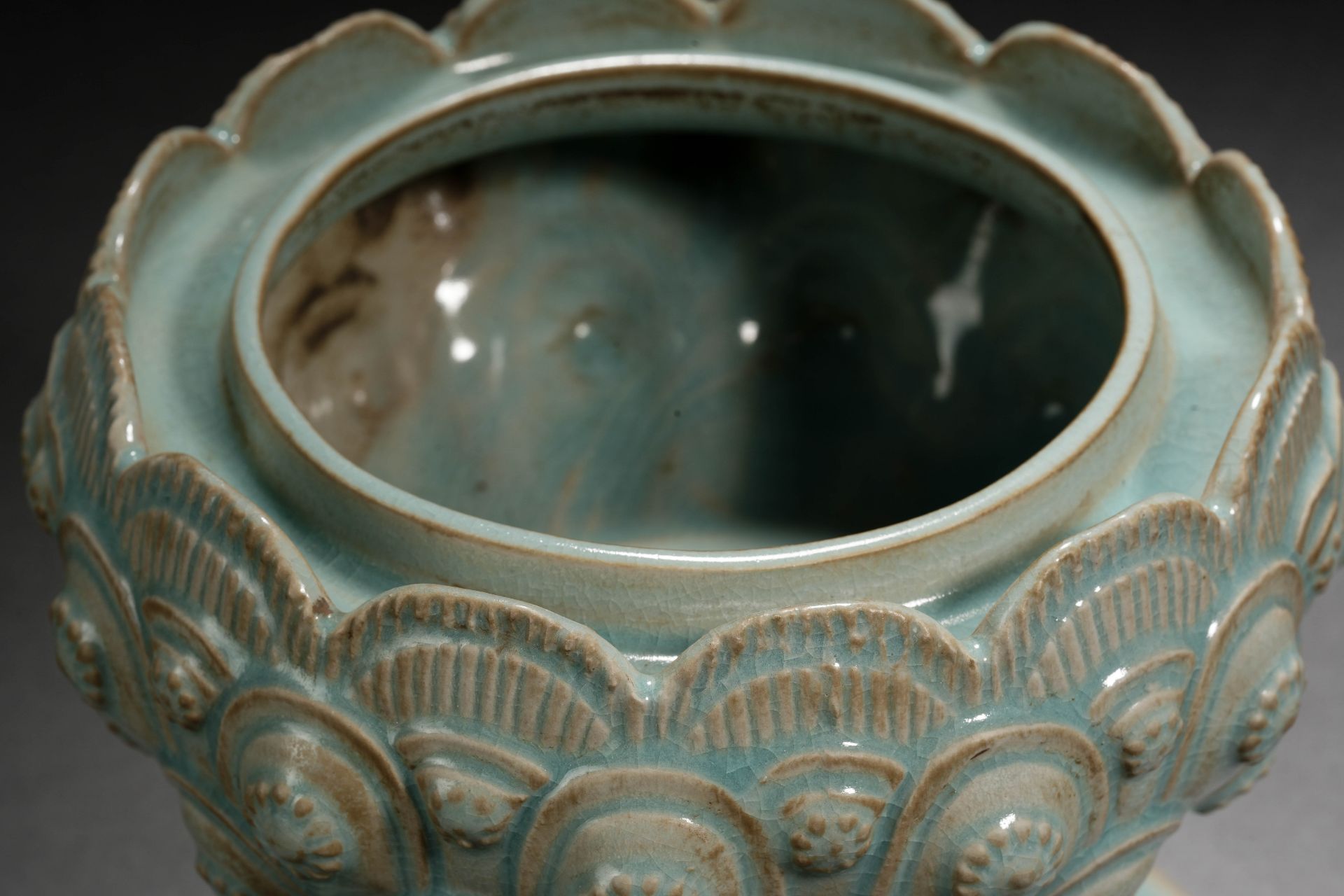 A Chinese Celadon Glaze Lotus and Dragon Incense Burner - Bild 7 aus 17