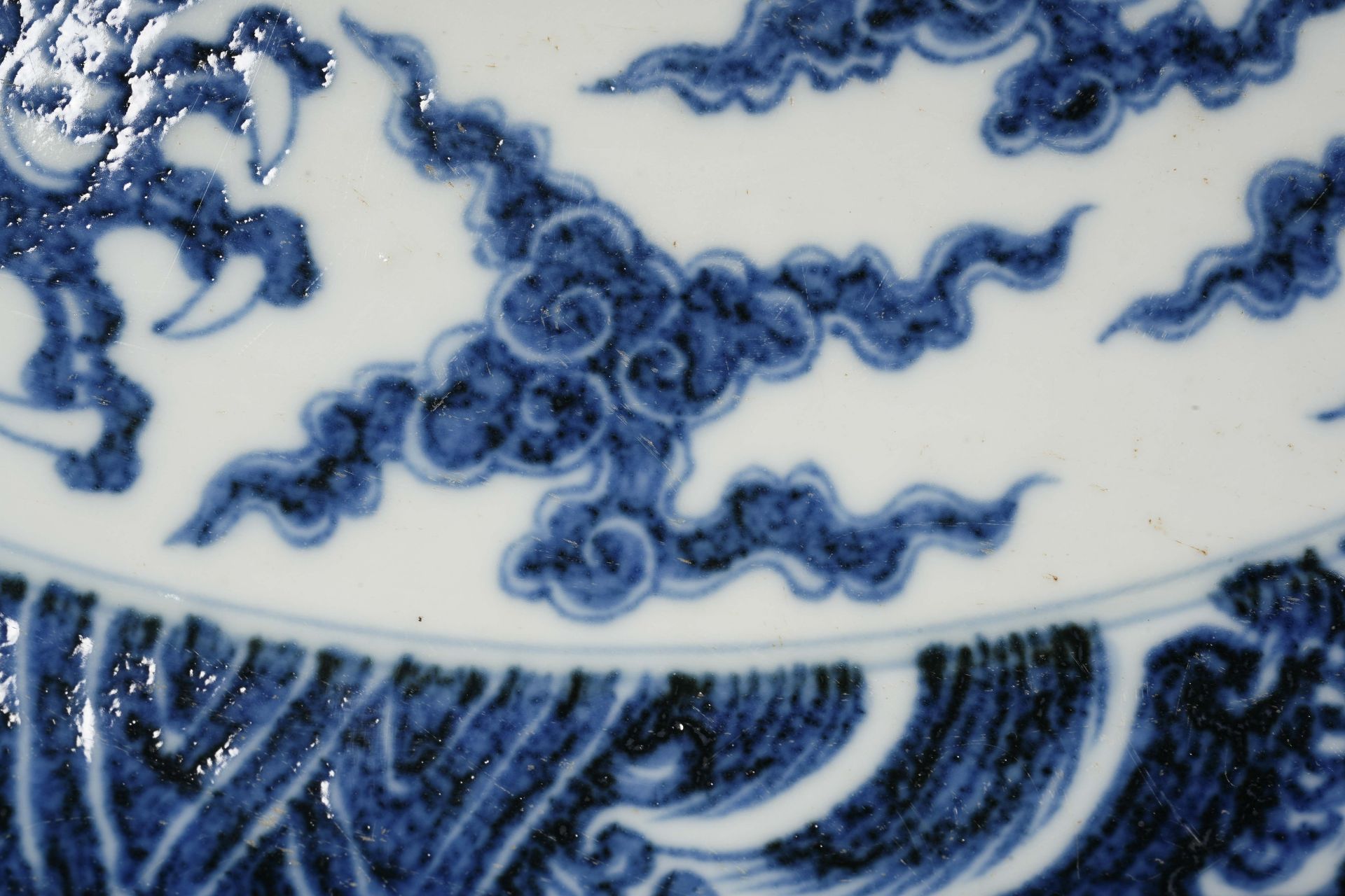 A Chinese Blue and White Dragon Dish - Bild 8 aus 17