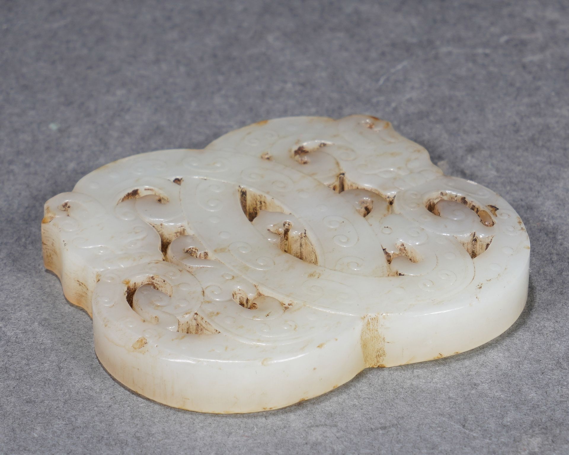 A Chinese Reticulated White Jade Interlocked Pendant - Image 10 of 10