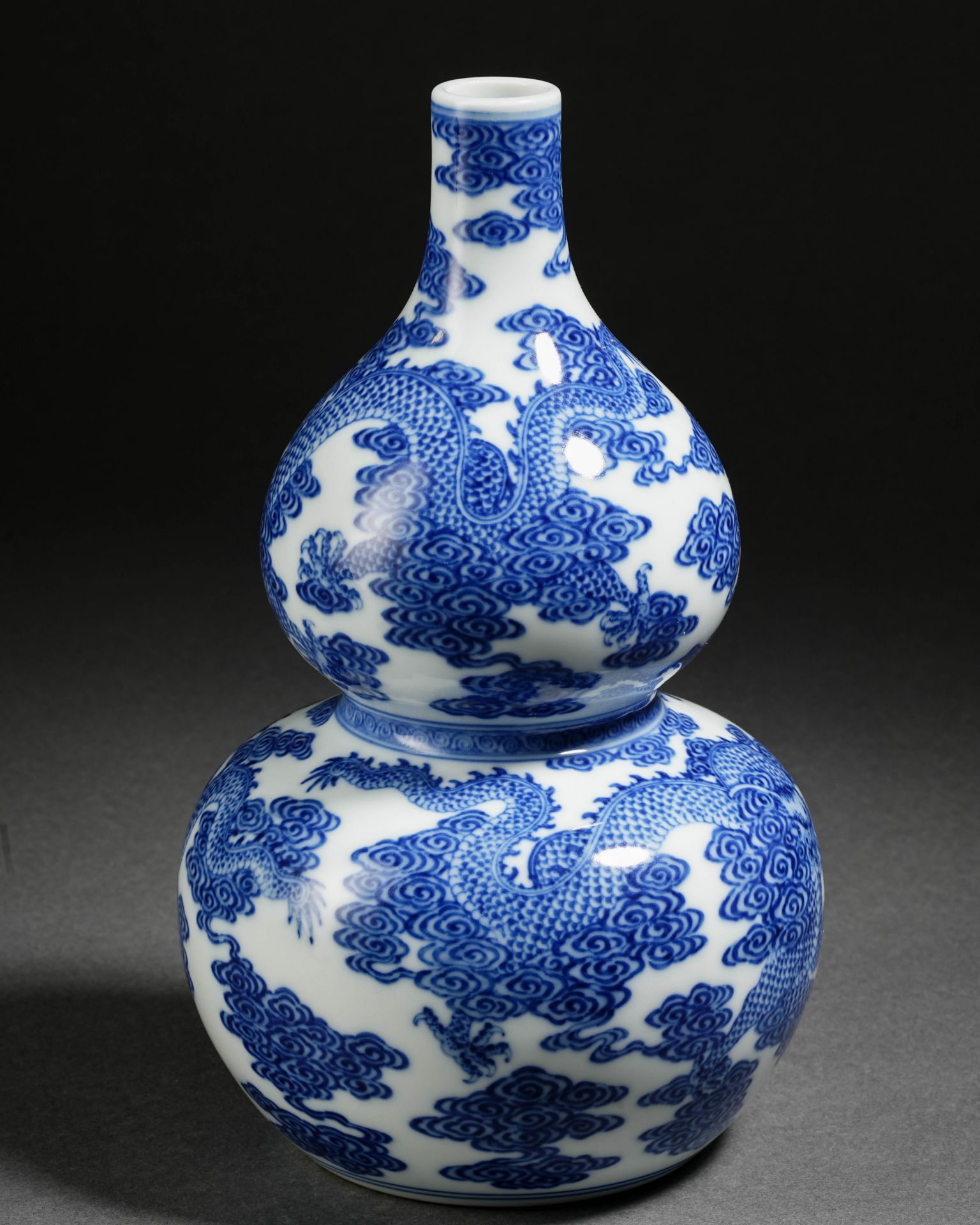 A Chinese Blue and White Dragon Double Gourds Vase - Bild 5 aus 14