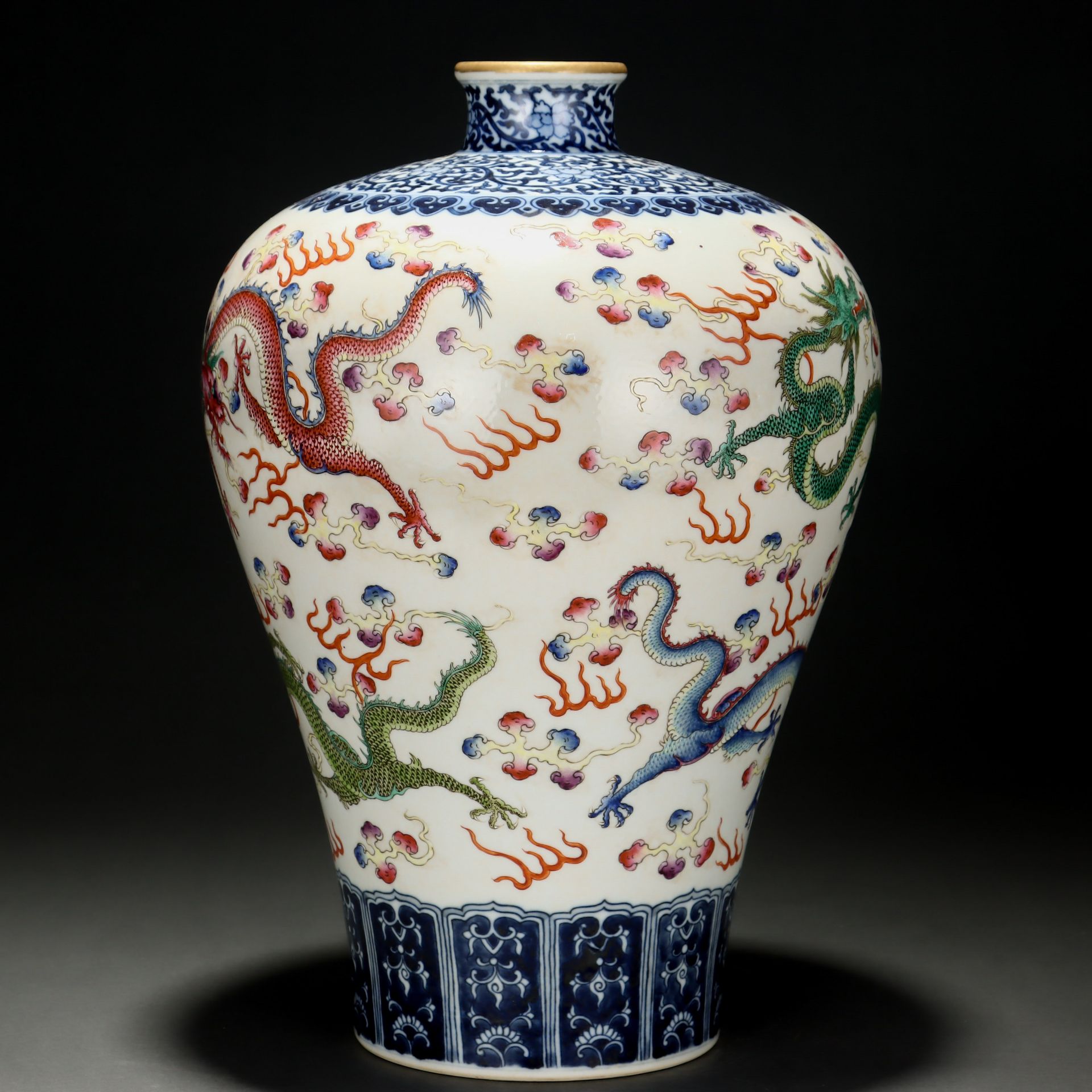 A Chinese Famille Rose Dragon Vase Meiping - Bild 3 aus 9