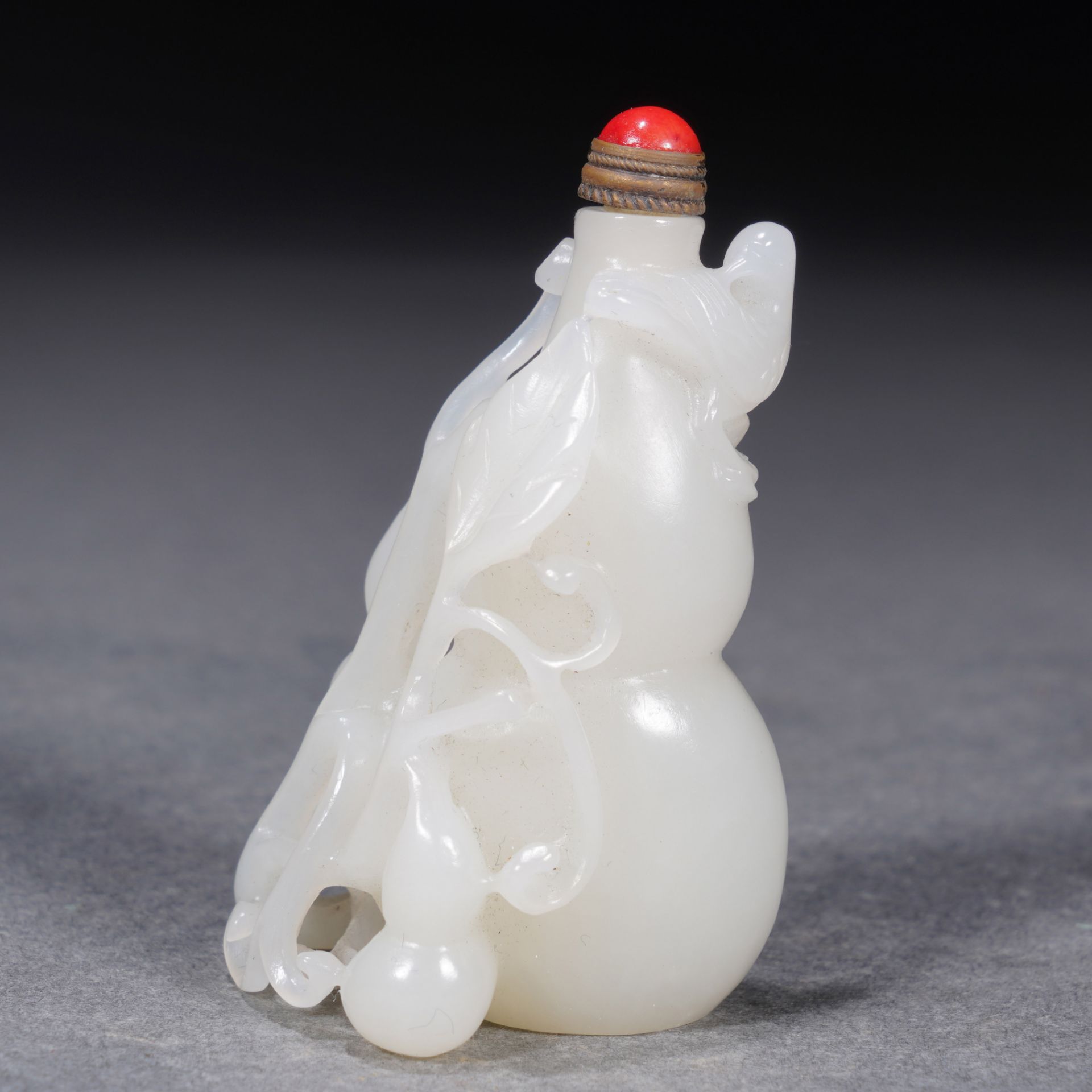 A Chinese Carved White Jade Double Gourds Snuff Bottle - Image 2 of 10