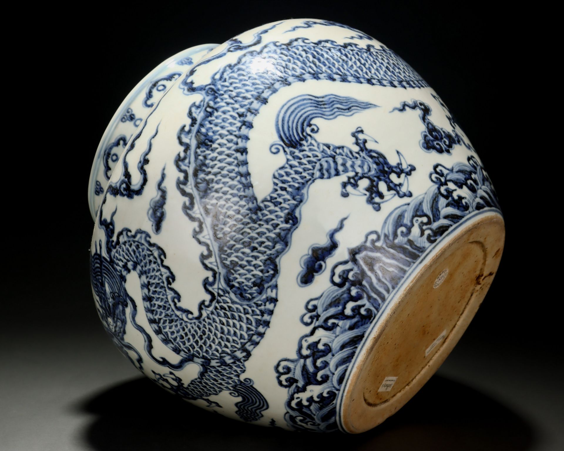 A Chinese Blue and White Dragon Jar - Image 8 of 9