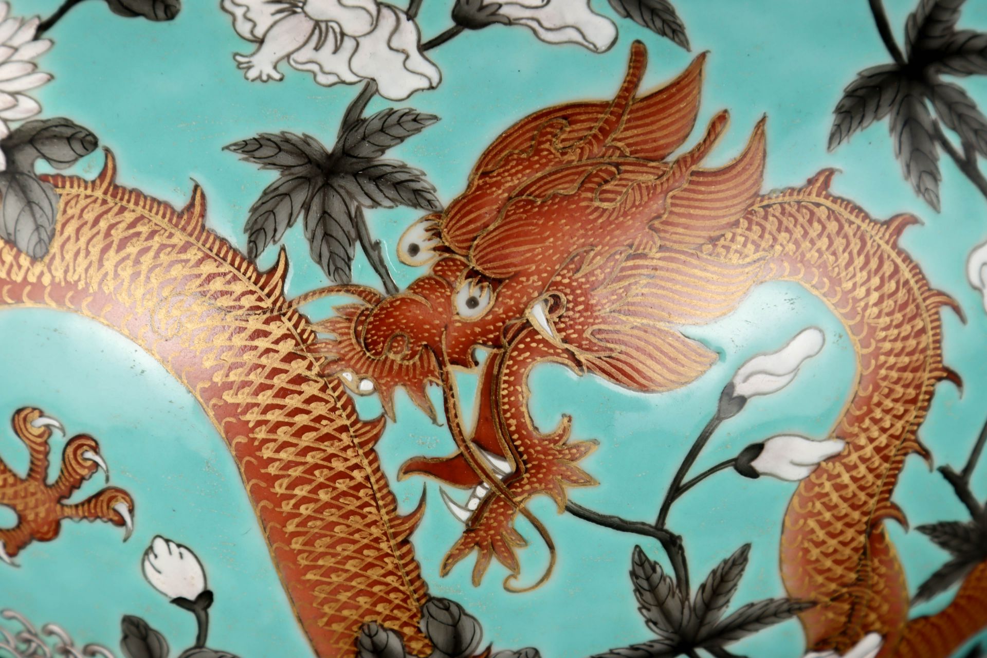 A Chinese Famille Rose and Gilt Dragon Jar - Bild 5 aus 9