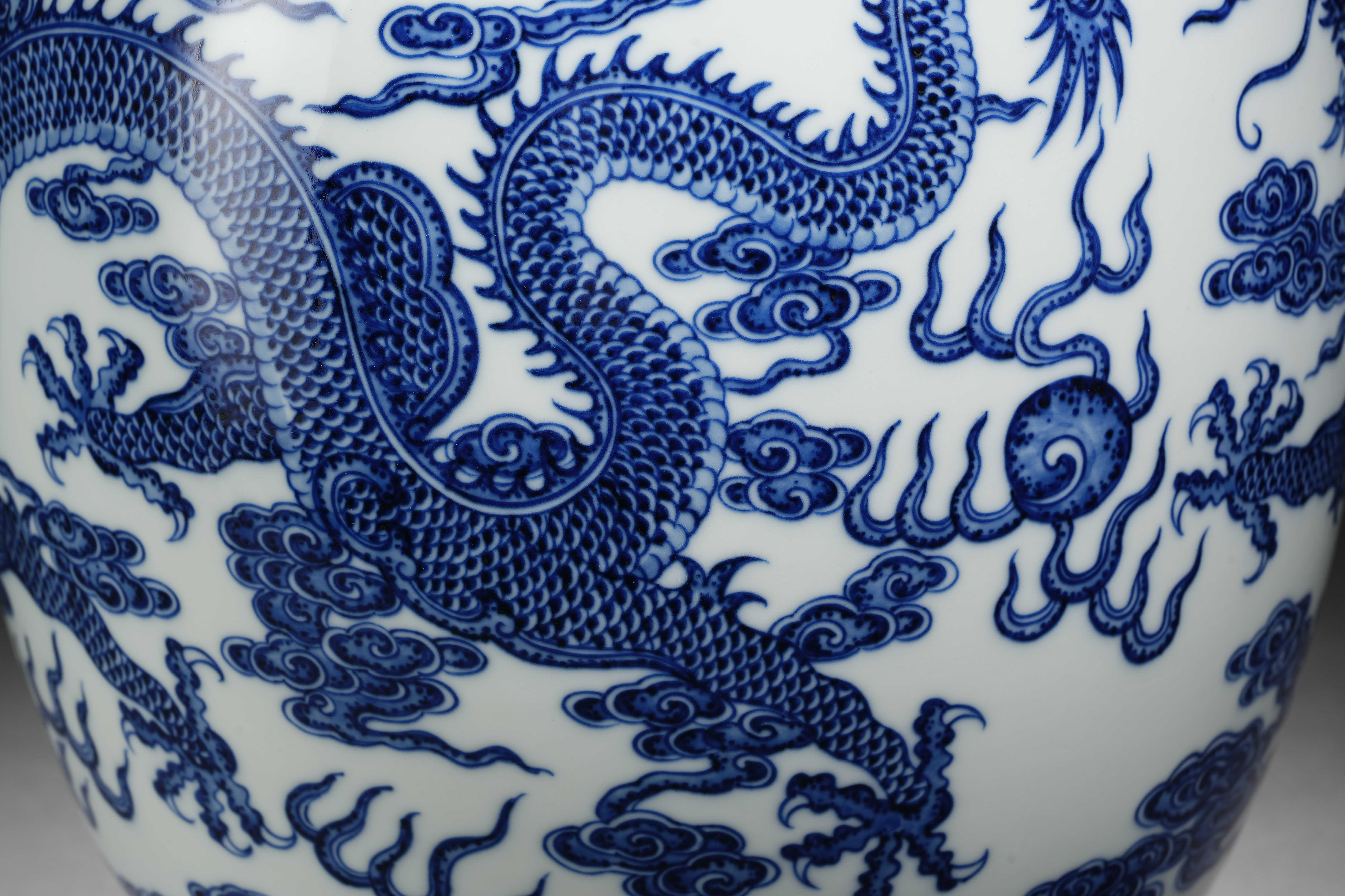 A Chinese Blue and White Dragons Vase - Image 7 of 16