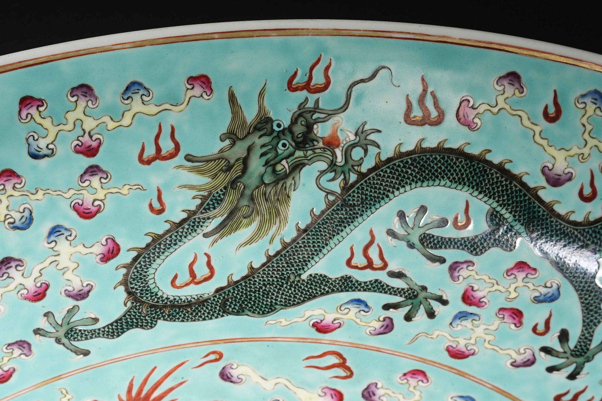 A Chinese Famille Rose Dragon Plate - Bild 7 aus 18