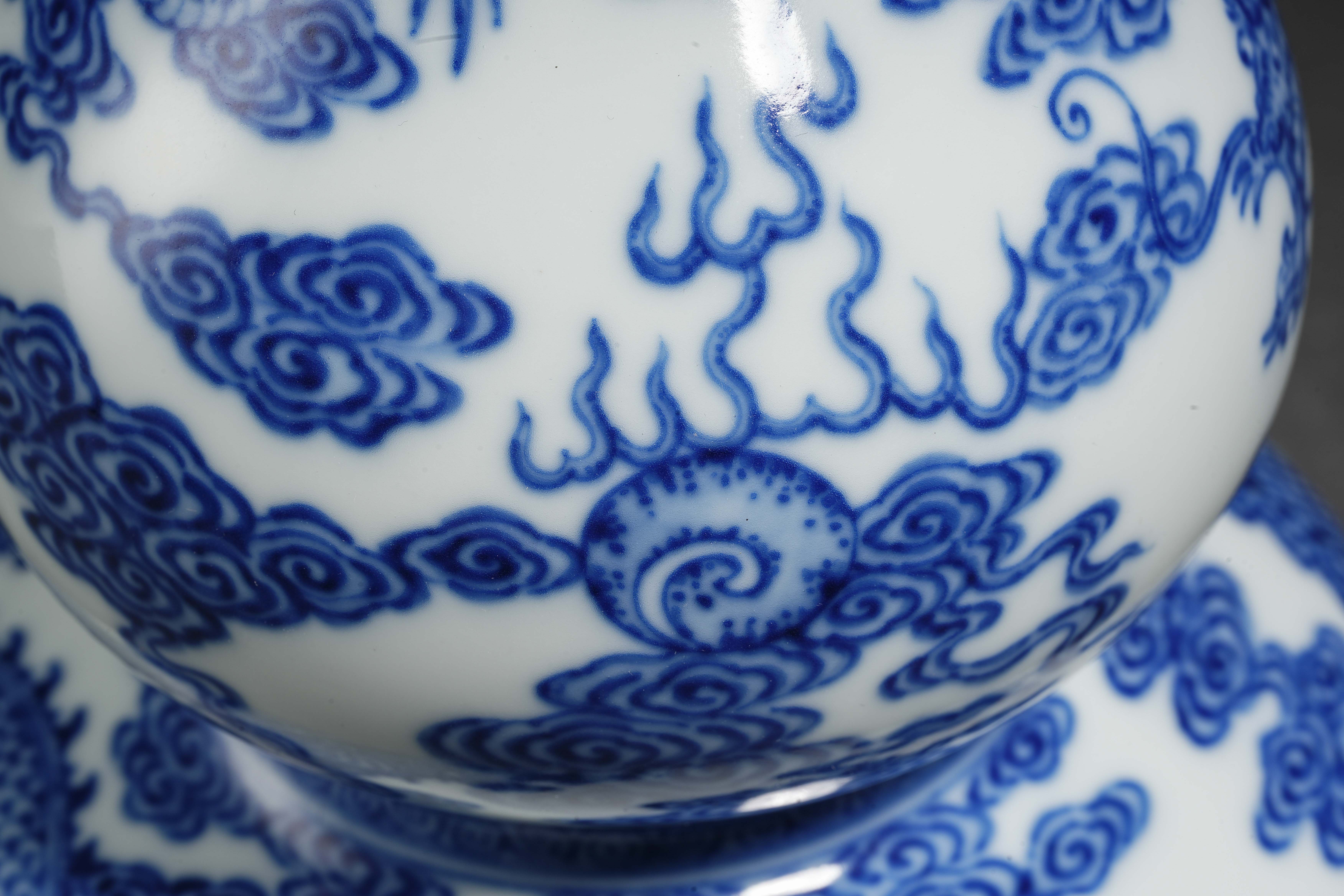 A Chinese Blue and White Dragon Double Gourds Vase - Image 4 of 14