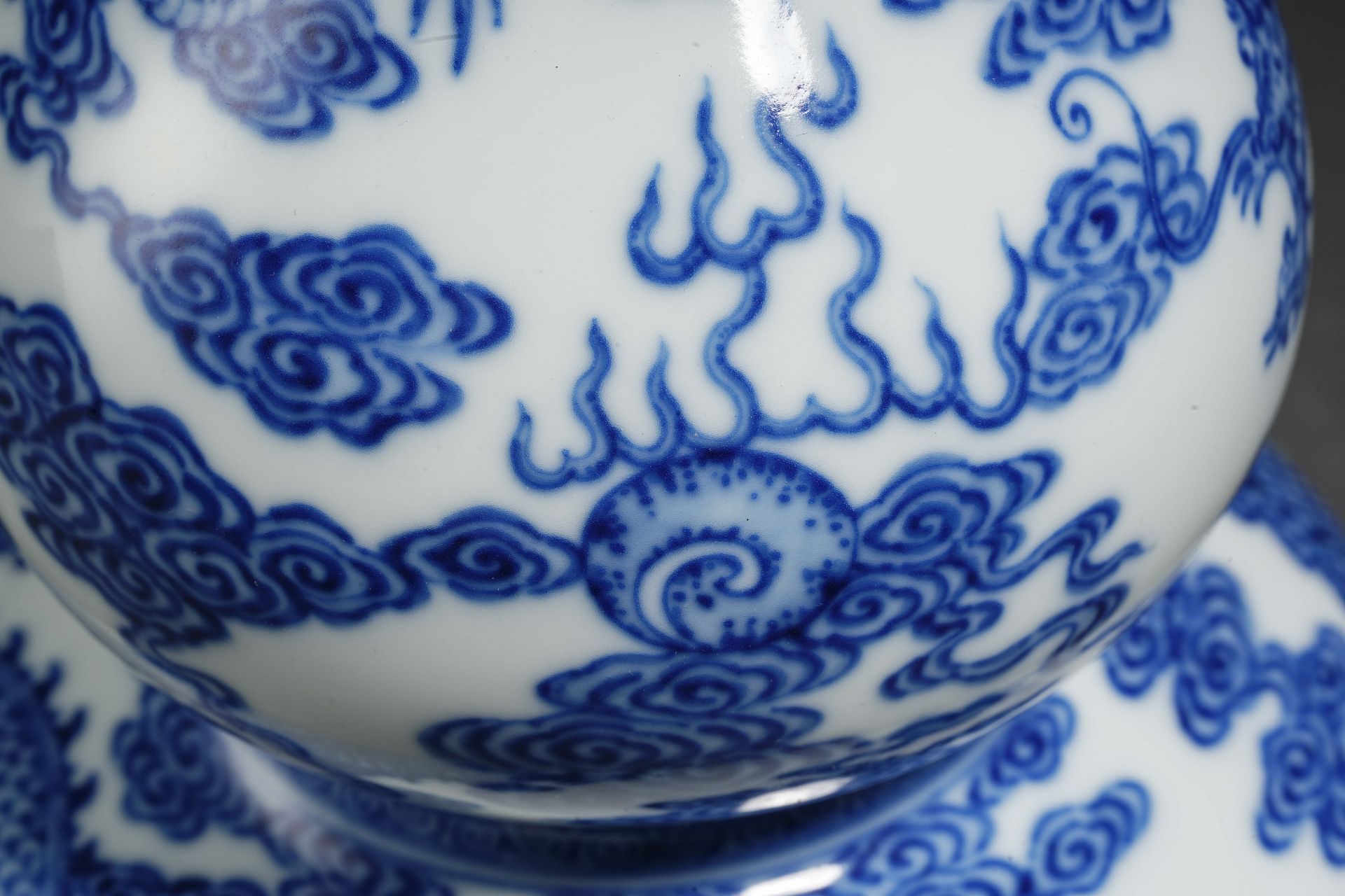 A Chinese Blue and White Dragon Double Gourds Vase - Bild 4 aus 14