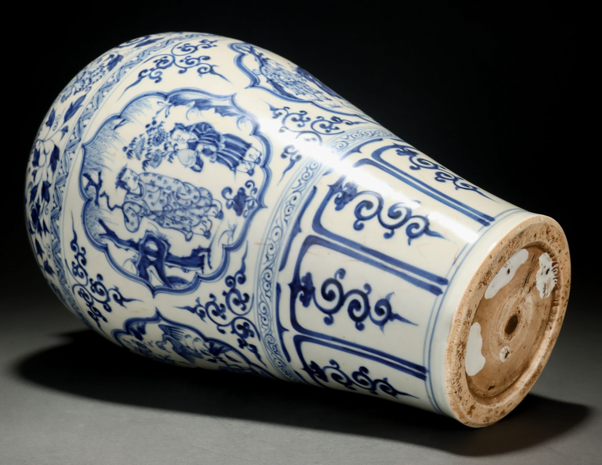 A Chinese Blue and White Figural Story Vase Meiping - Bild 8 aus 9