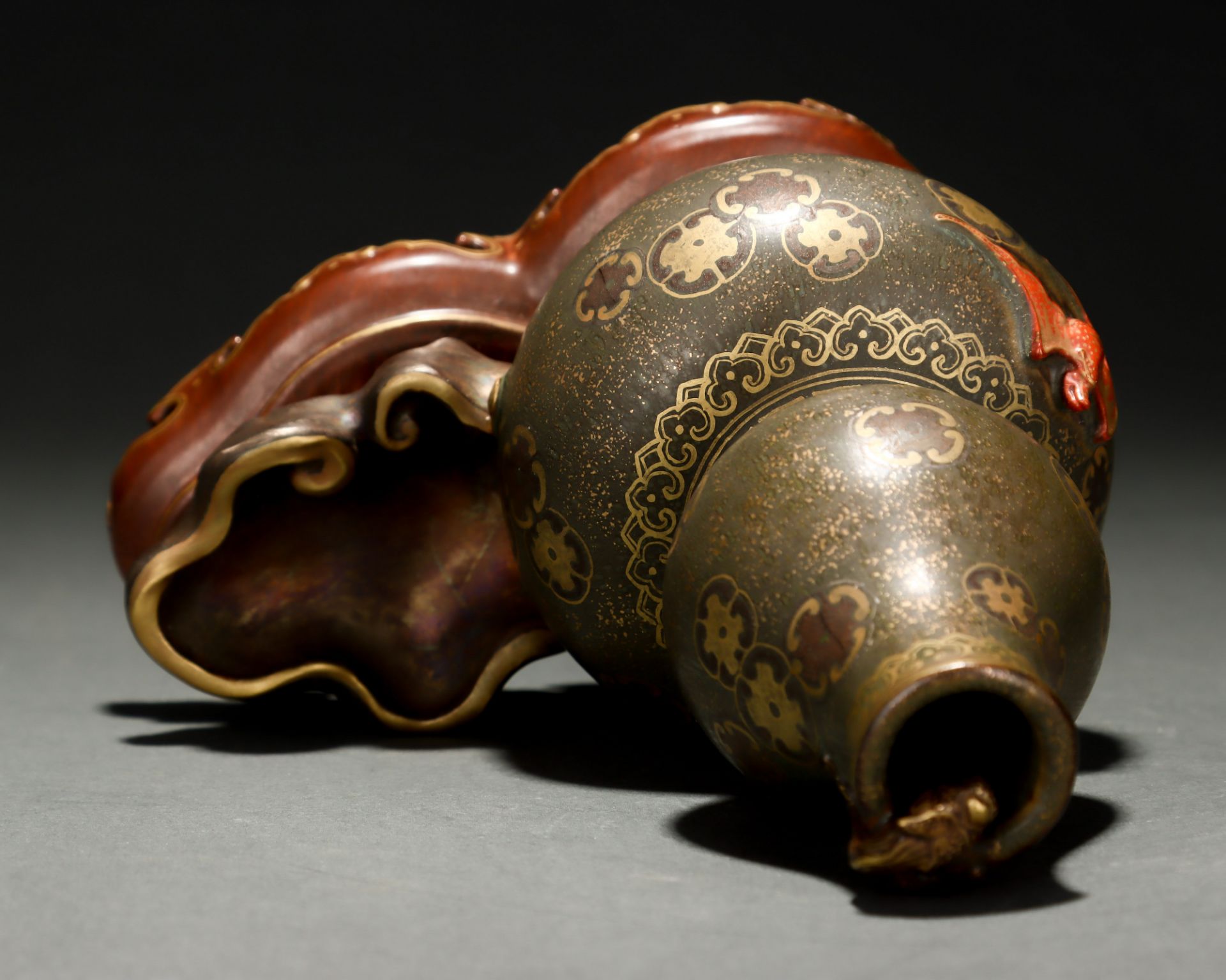 A Chinese Teadust Glaze and Gilt Double Gourds Vase - Bild 7 aus 9