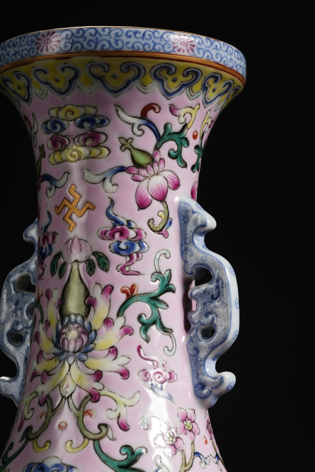 A Chinese Famille Rose Lotus Scrolls Vase - Bild 7 aus 15