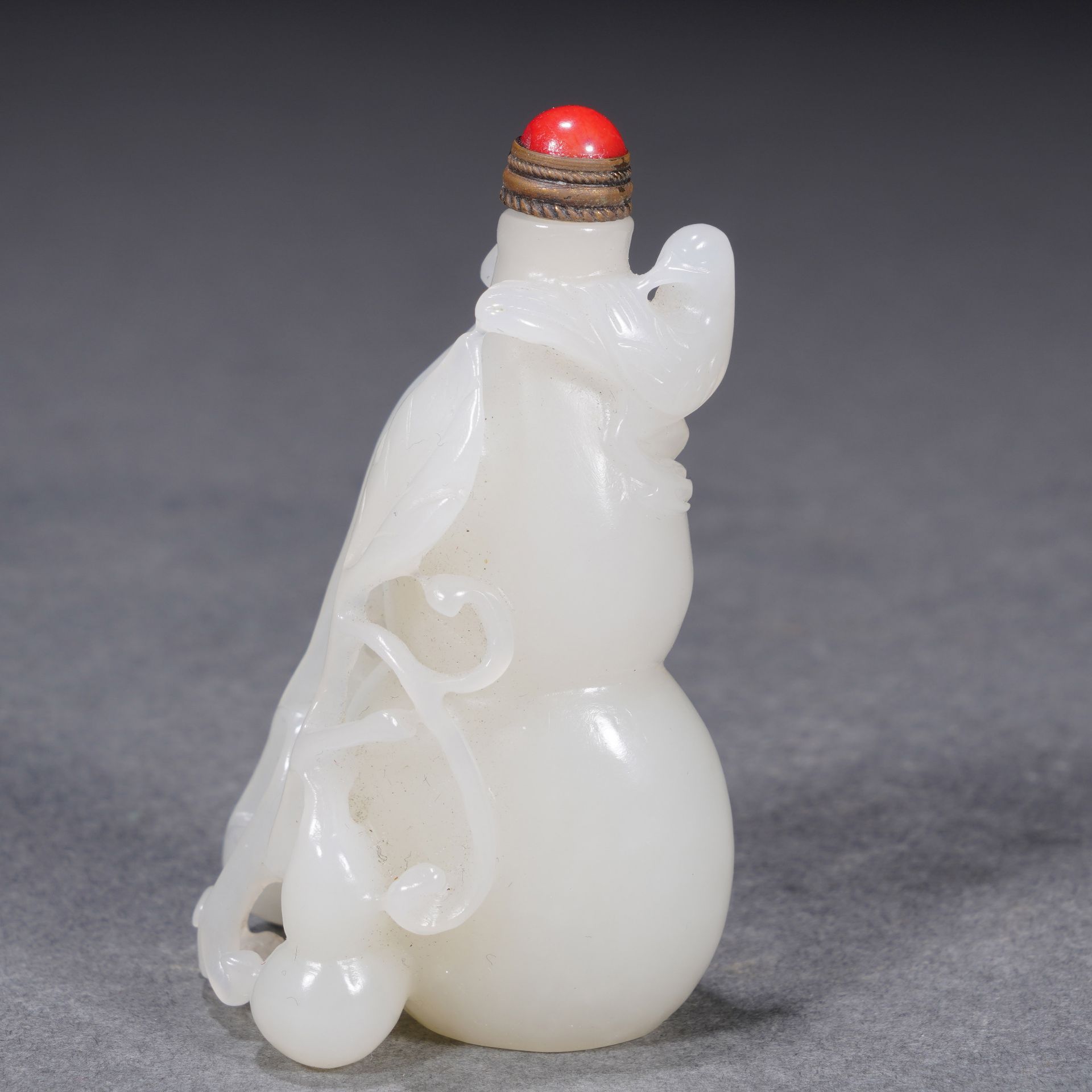 A Chinese Carved White Jade Double Gourds Snuff Bottle - Image 6 of 10