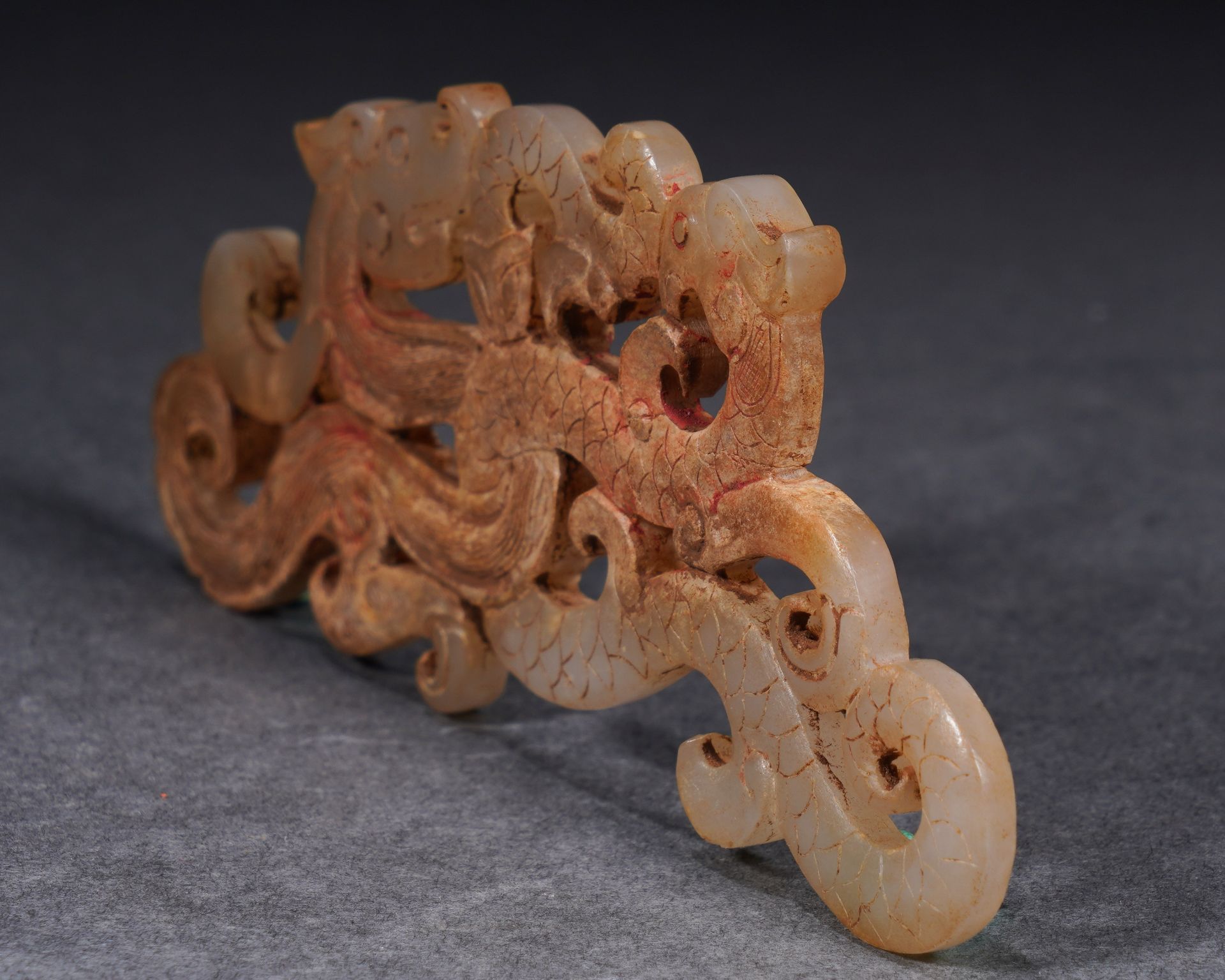 A Chinese Carved Jade Interlocked Dragon Ornament - Image 4 of 10