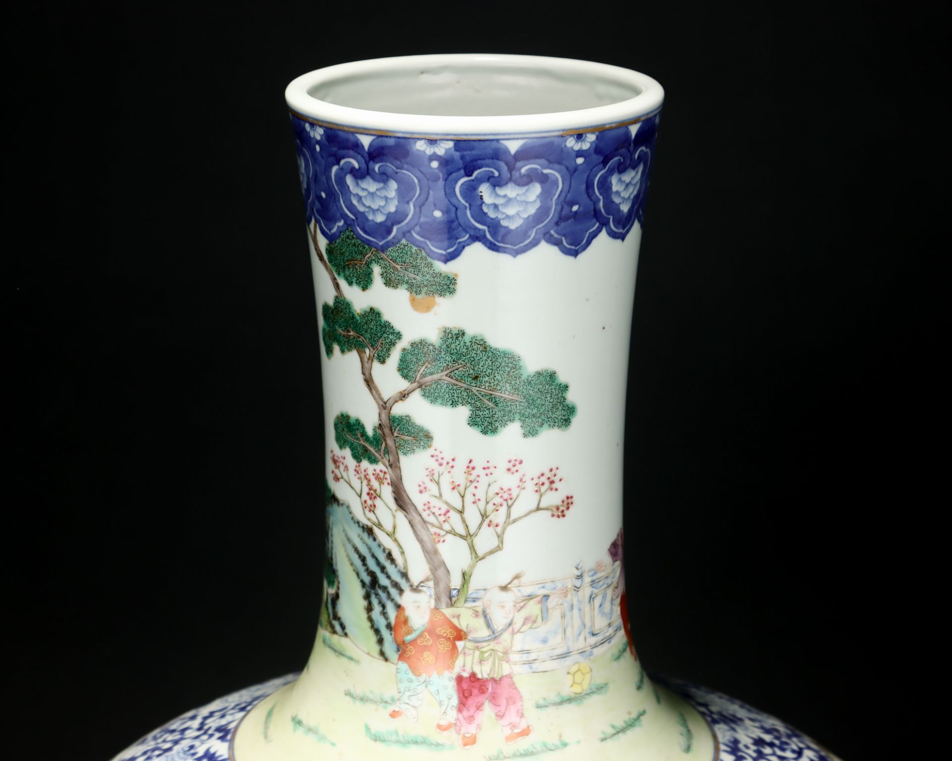 A Chinese Underglaze Blue and Pink Enamel Vase - Image 6 of 9