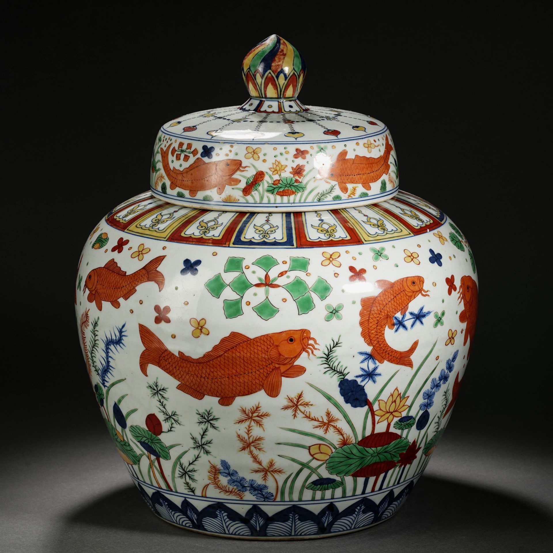 A Chinese Famille Verte Lotus Pond Jar with Cover - Image 5 of 14