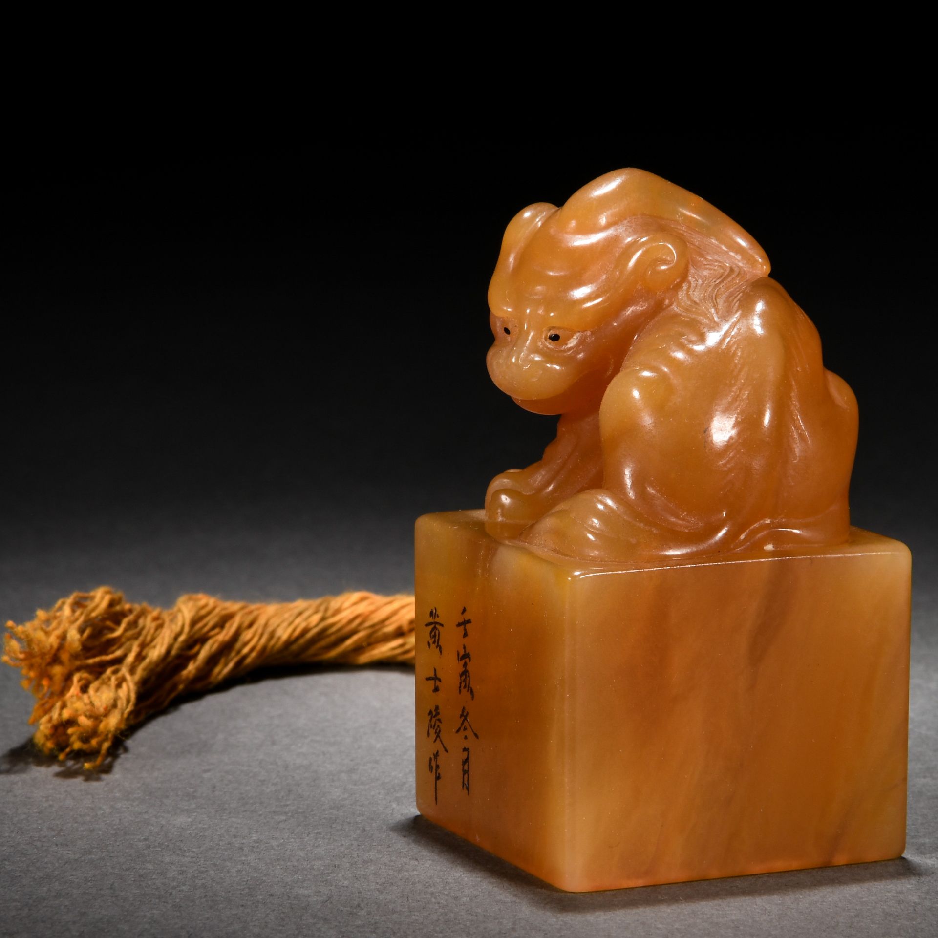 A Chinese Carved Tianhuang Beast Seal - Image 3 of 7