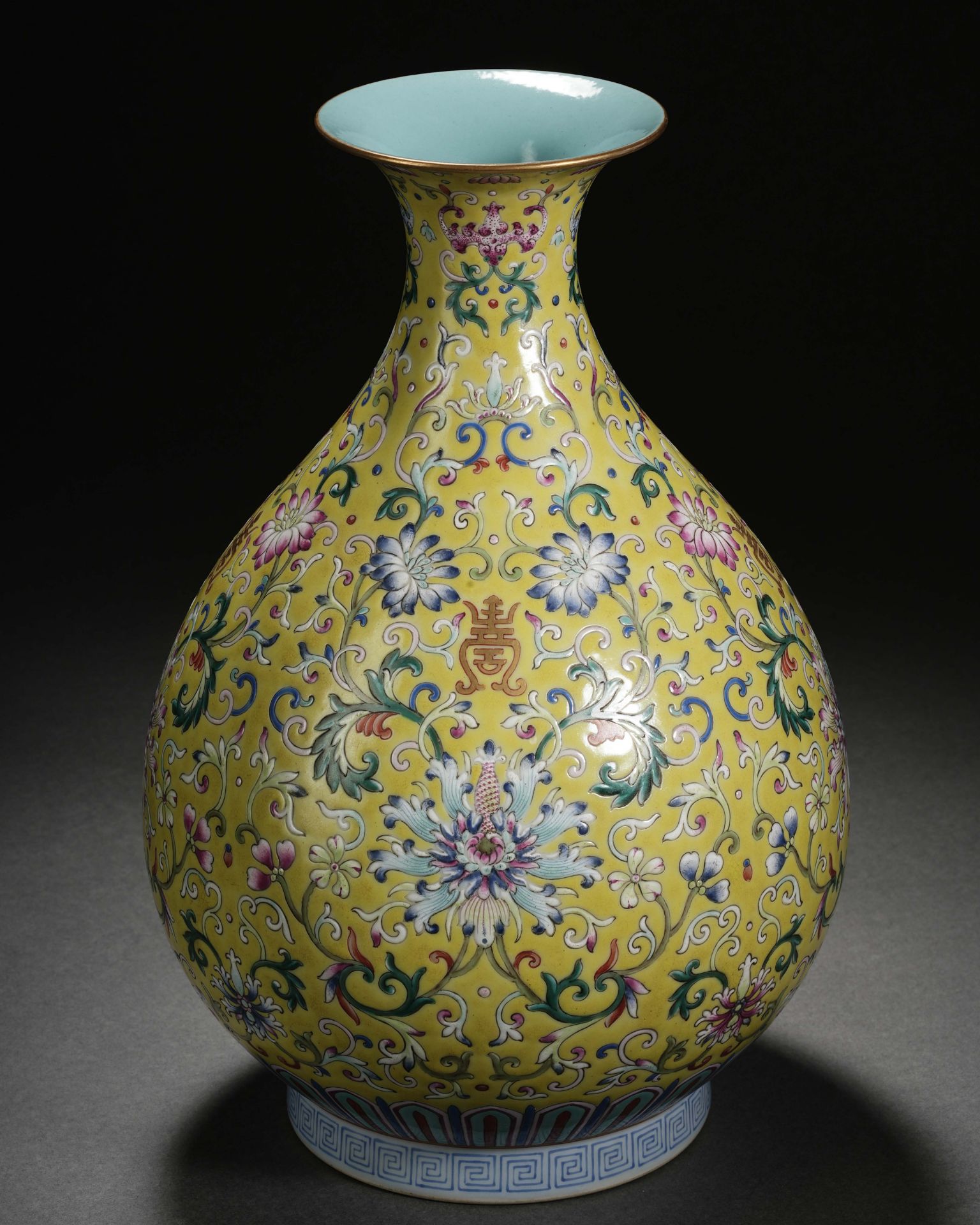 A Chinese Yellow Ground Famille Rose Vase Yuhuchunping - Bild 2 aus 15