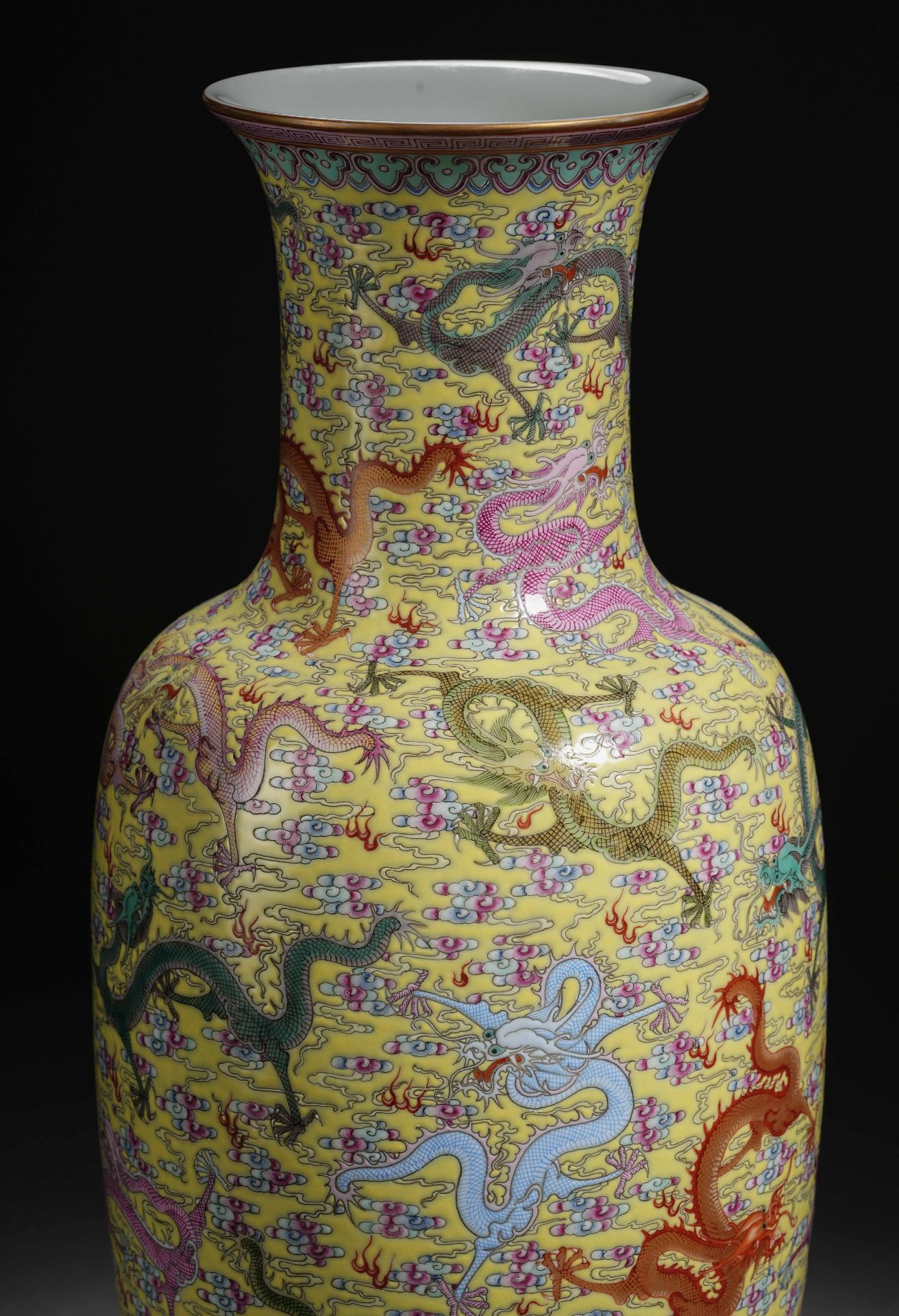 A Chinese Yellow Ground and Famille Rose Dragon Vase - Bild 3 aus 16