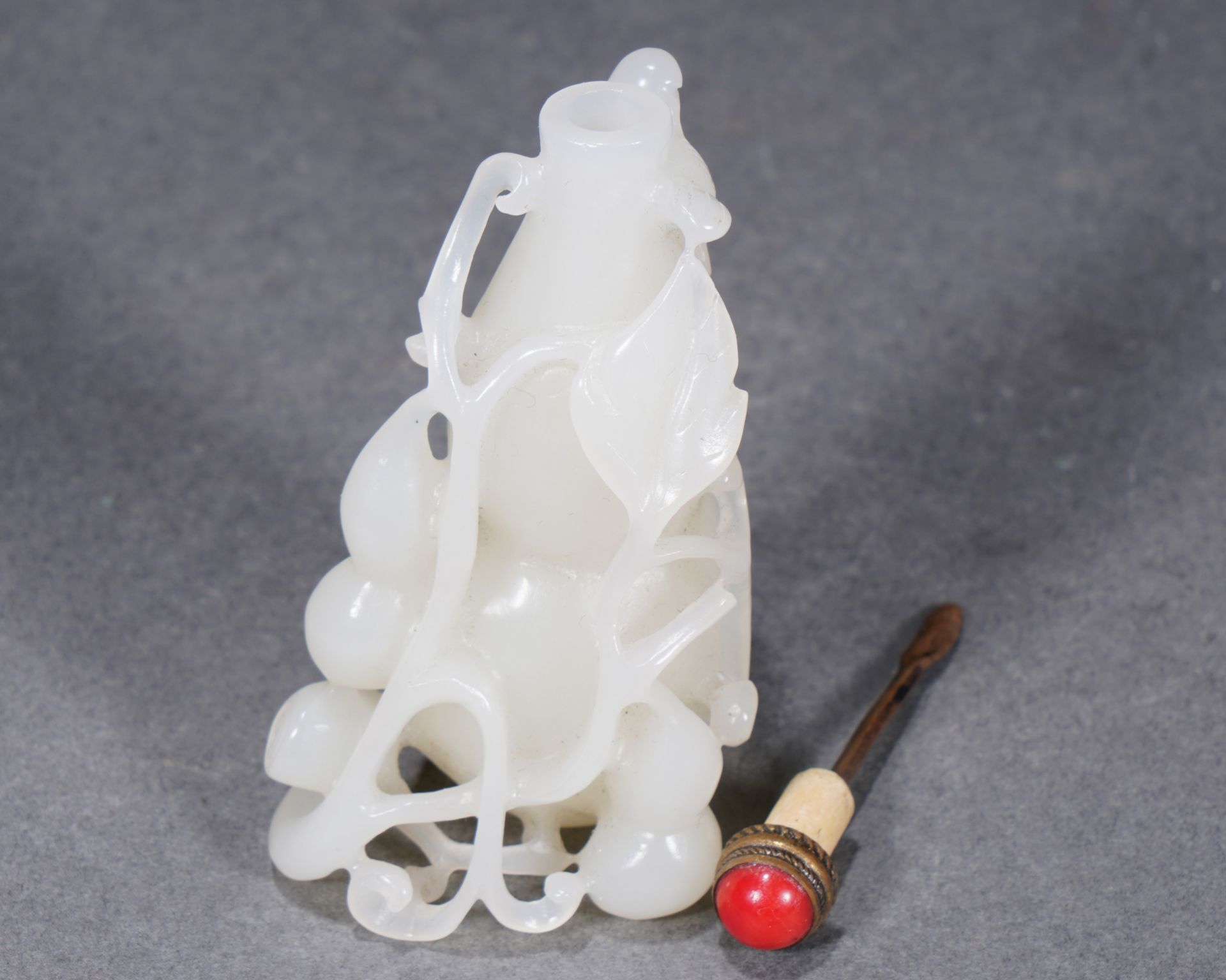 A Chinese Carved White Jade Double Gourds Snuff Bottle - Image 9 of 10