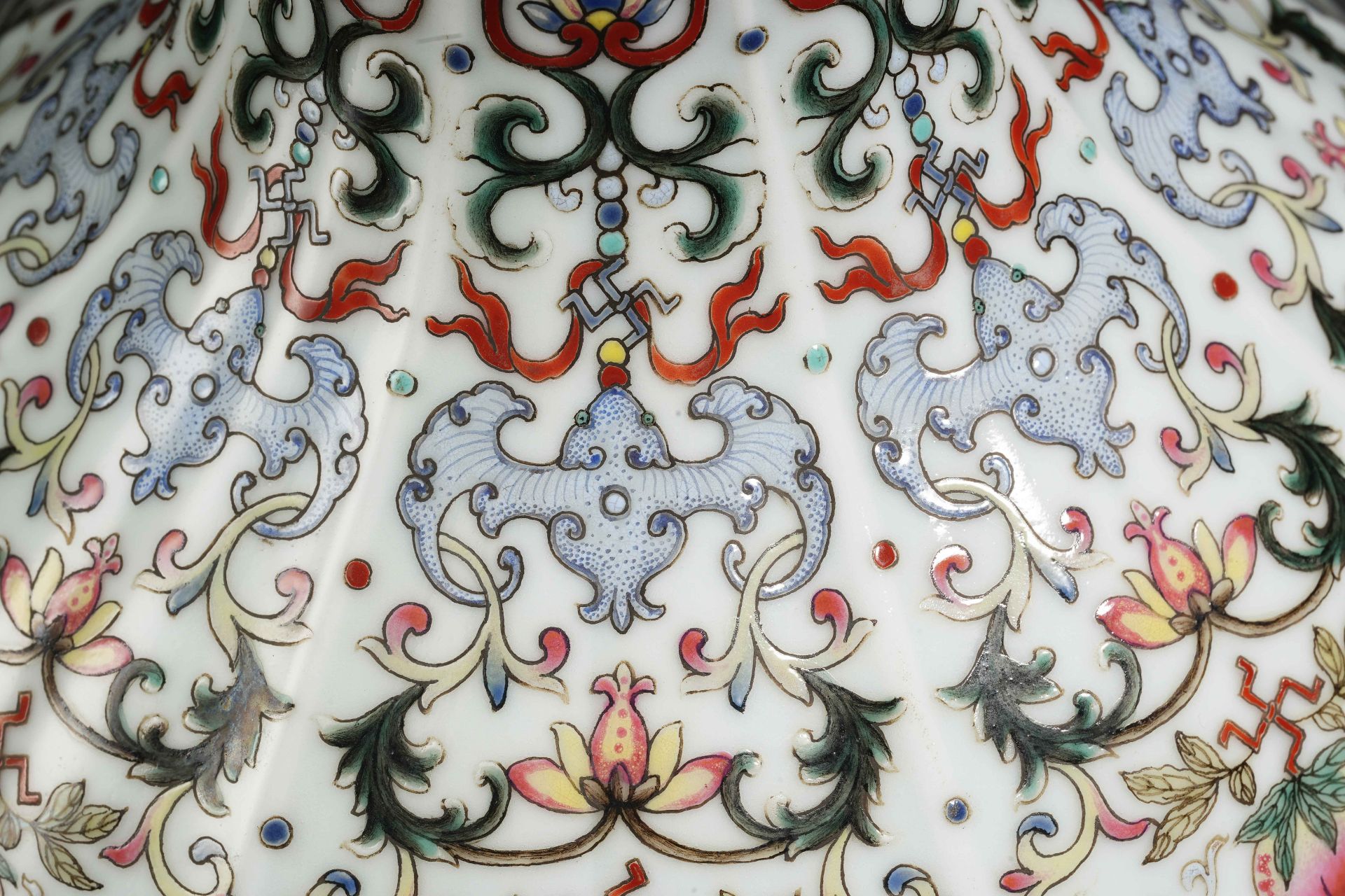 A Chinese Famille Rose and Gilt Sanskirt Vase - Bild 7 aus 14