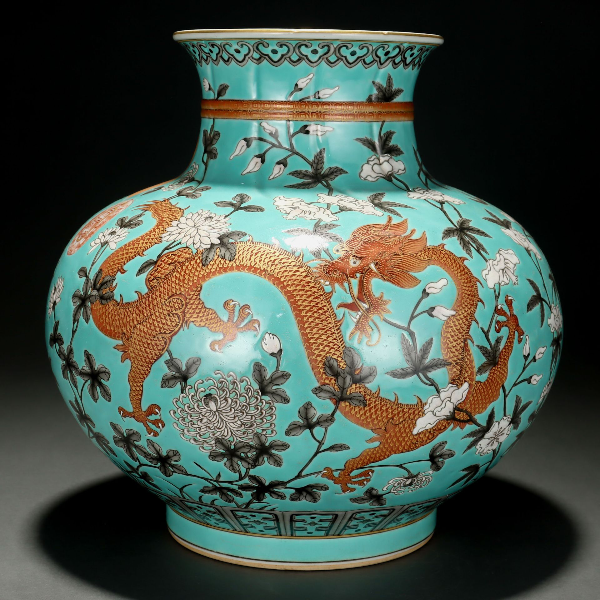 A Chinese Famille Rose and Gilt Dragon Jar - Image 4 of 9