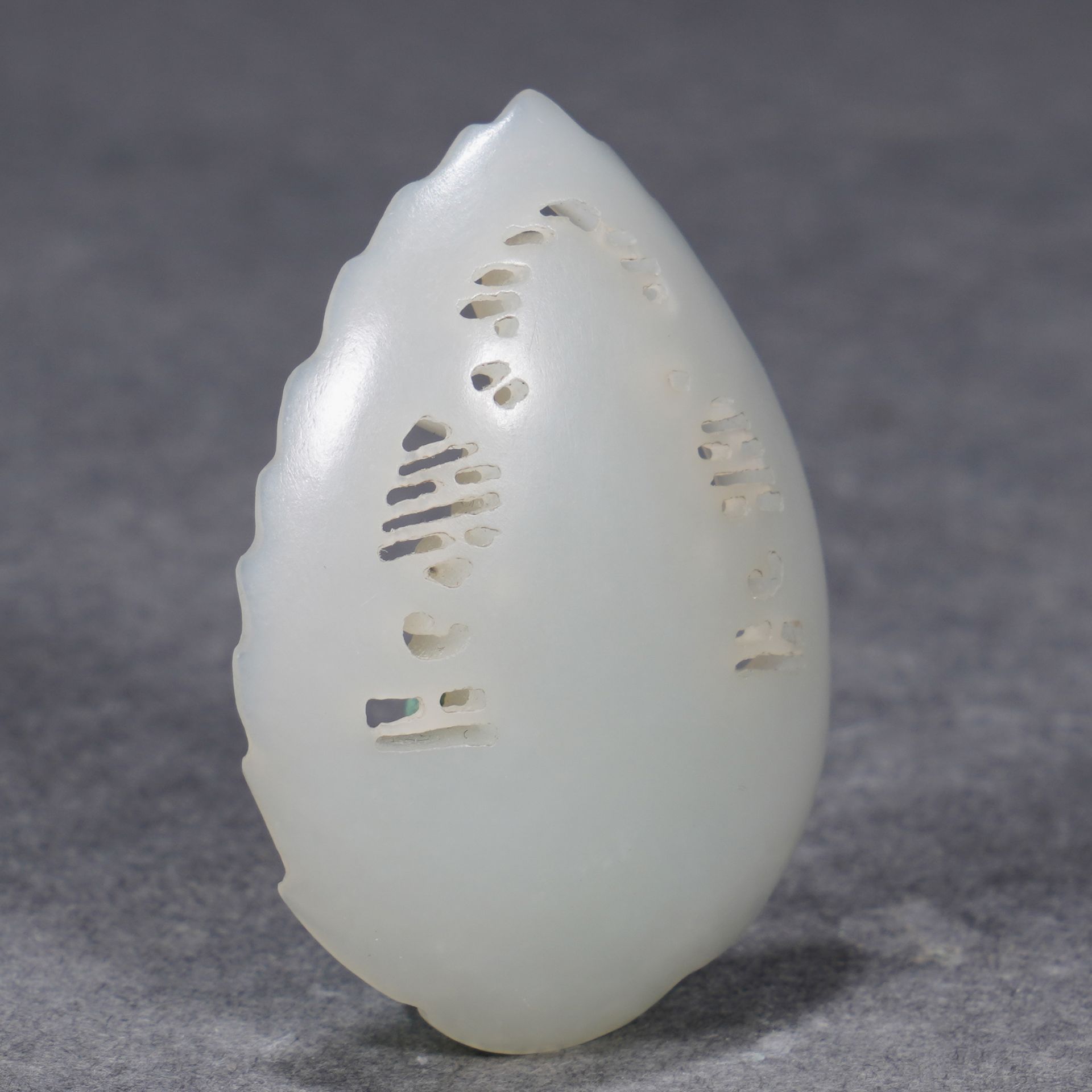 A Chinese Carved and Reticulated White Jade Pendant of Bodhisattva - Image 6 of 9