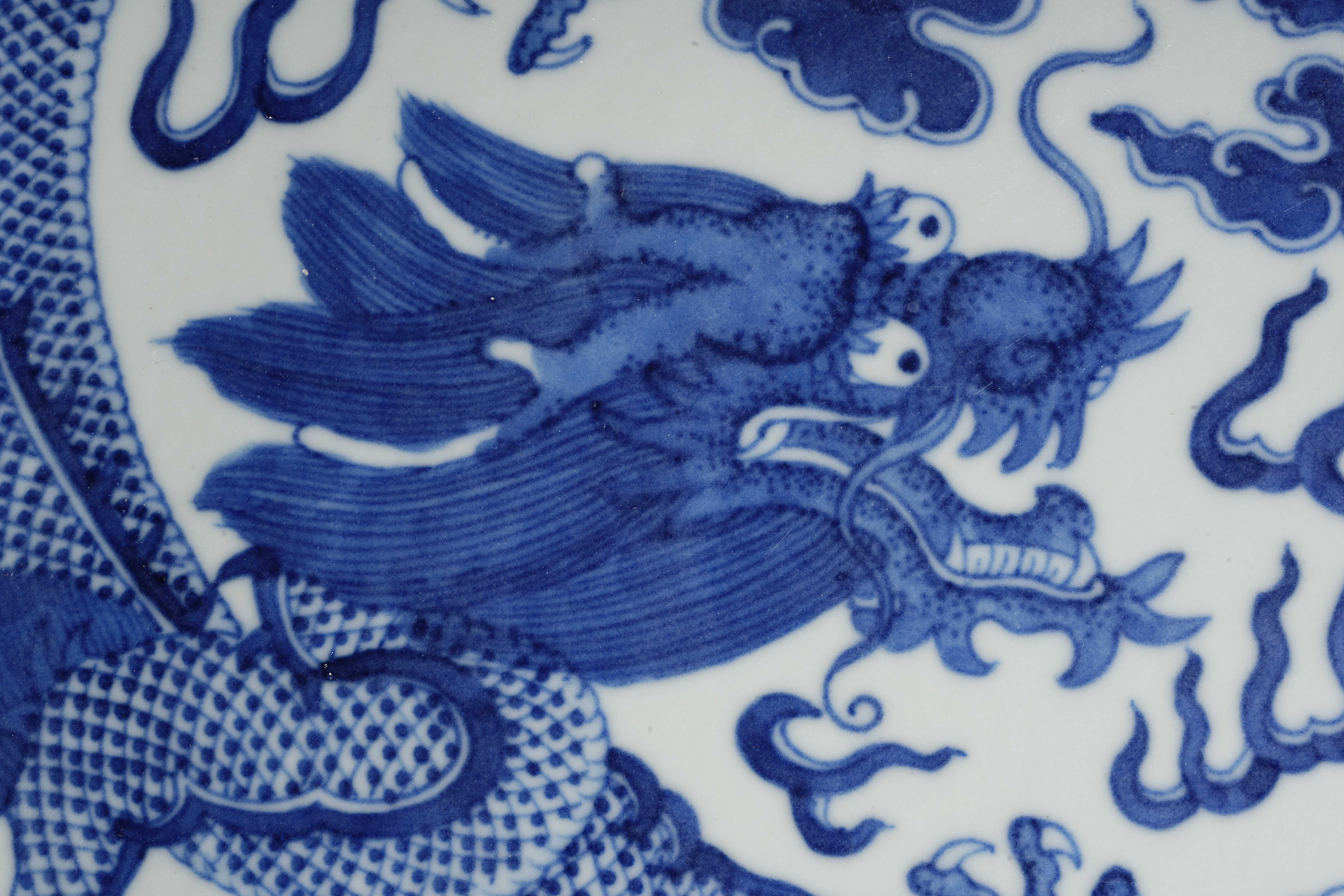 A Chinese Blue and White Double Dragons Plate - Image 7 of 16