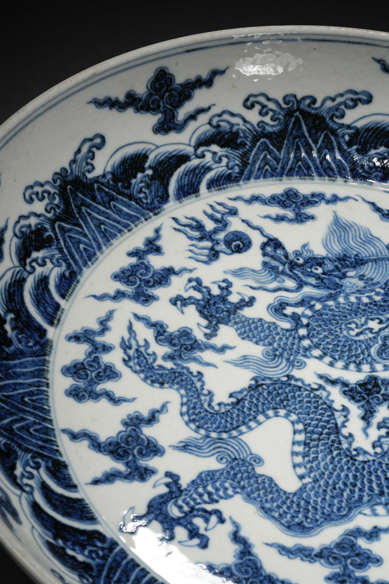 A Chinese Blue and White Dragon Dish - Bild 11 aus 17